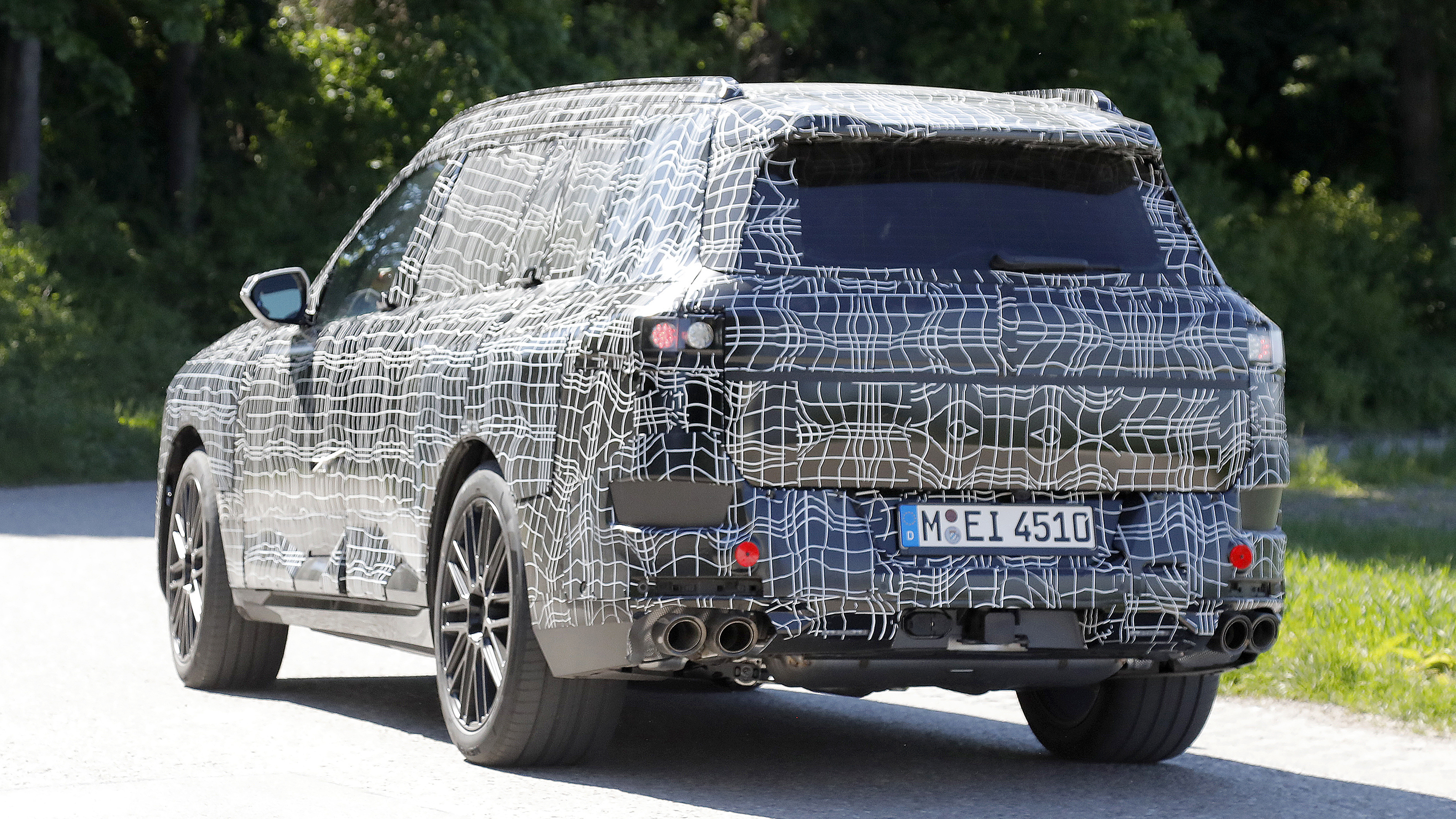 BMW X7 - rear tracking
