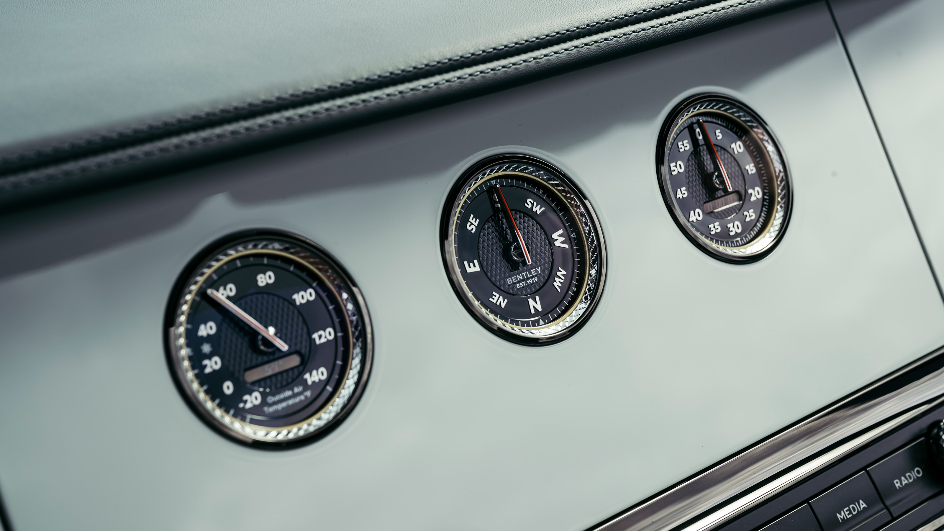 Bentley Continental GTC Azure - clock