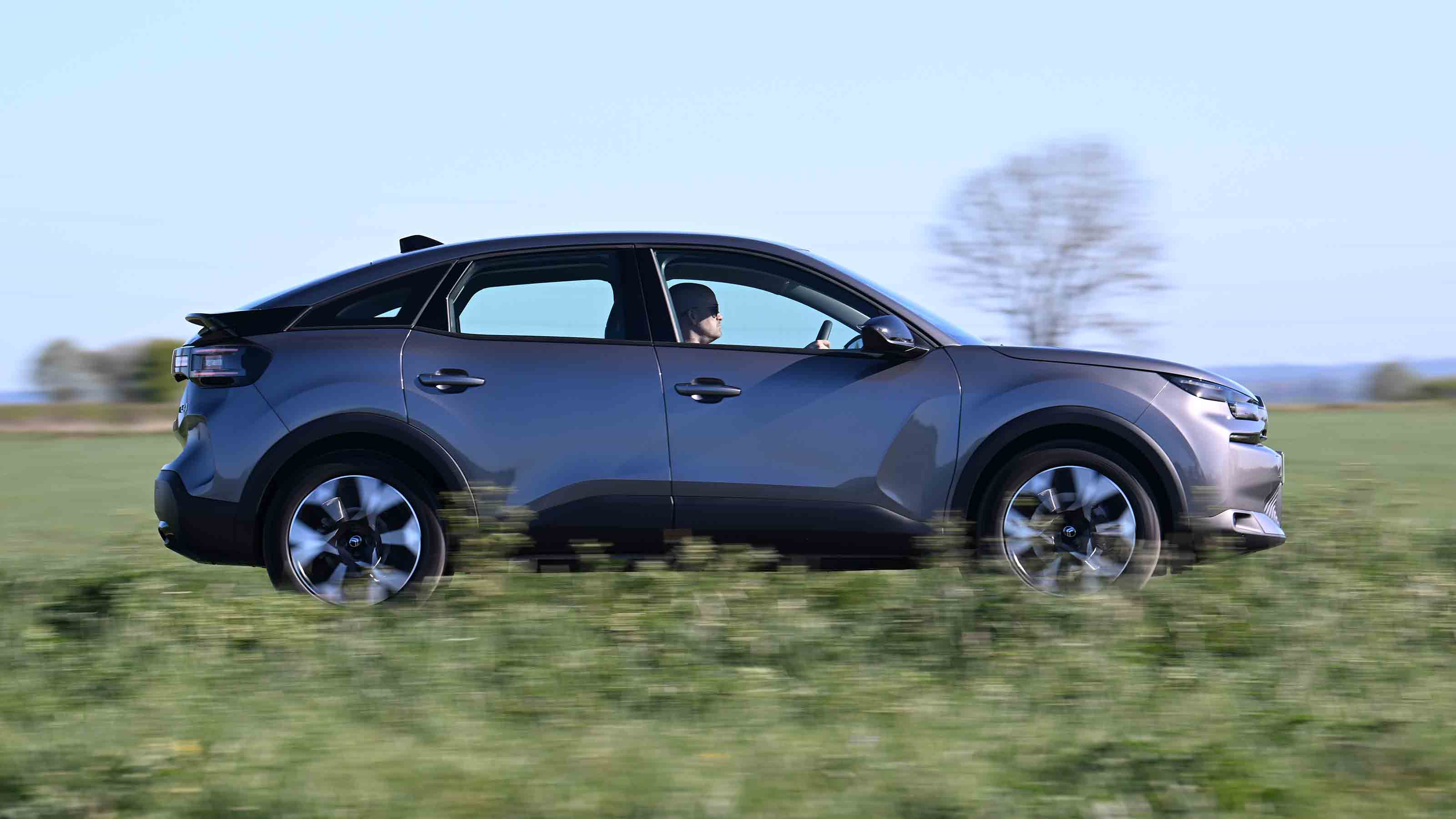 Citroen e-C4 - side panning