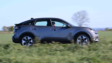 Citroen e-C4 - side panning