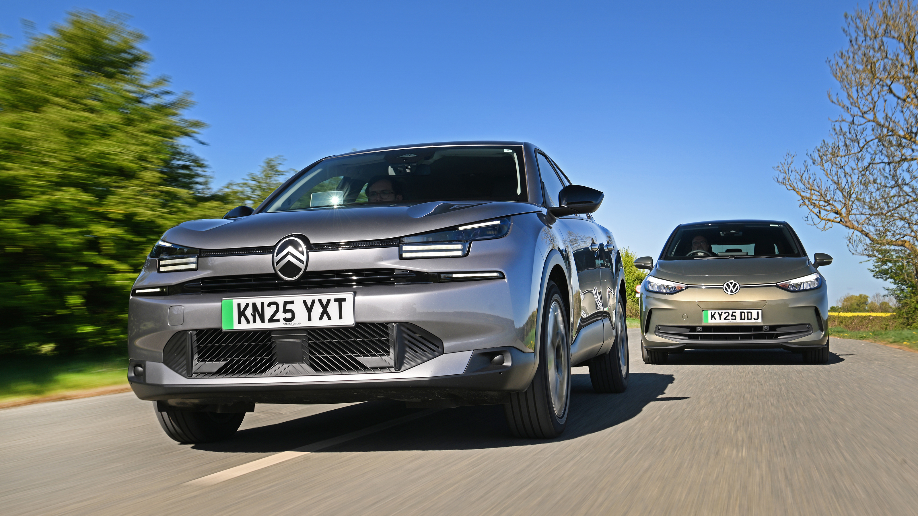 Citroen e-C4 and Volkswagen ID.3 - front tracking 