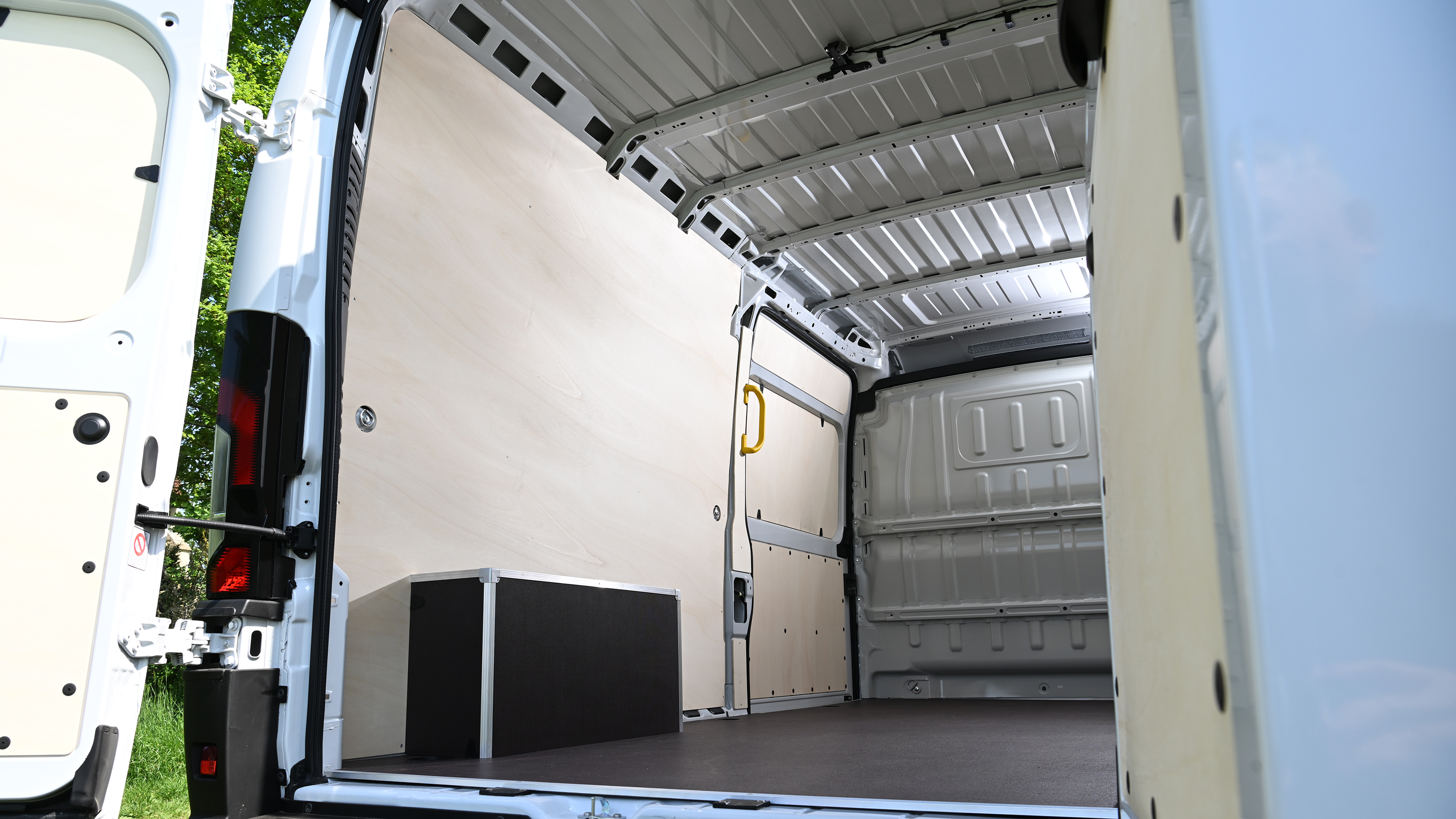 Citroen e-Relay - cargo area (rear door view)