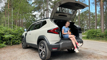 Dacia Duster Journey Hybrid long-term - child in the boot