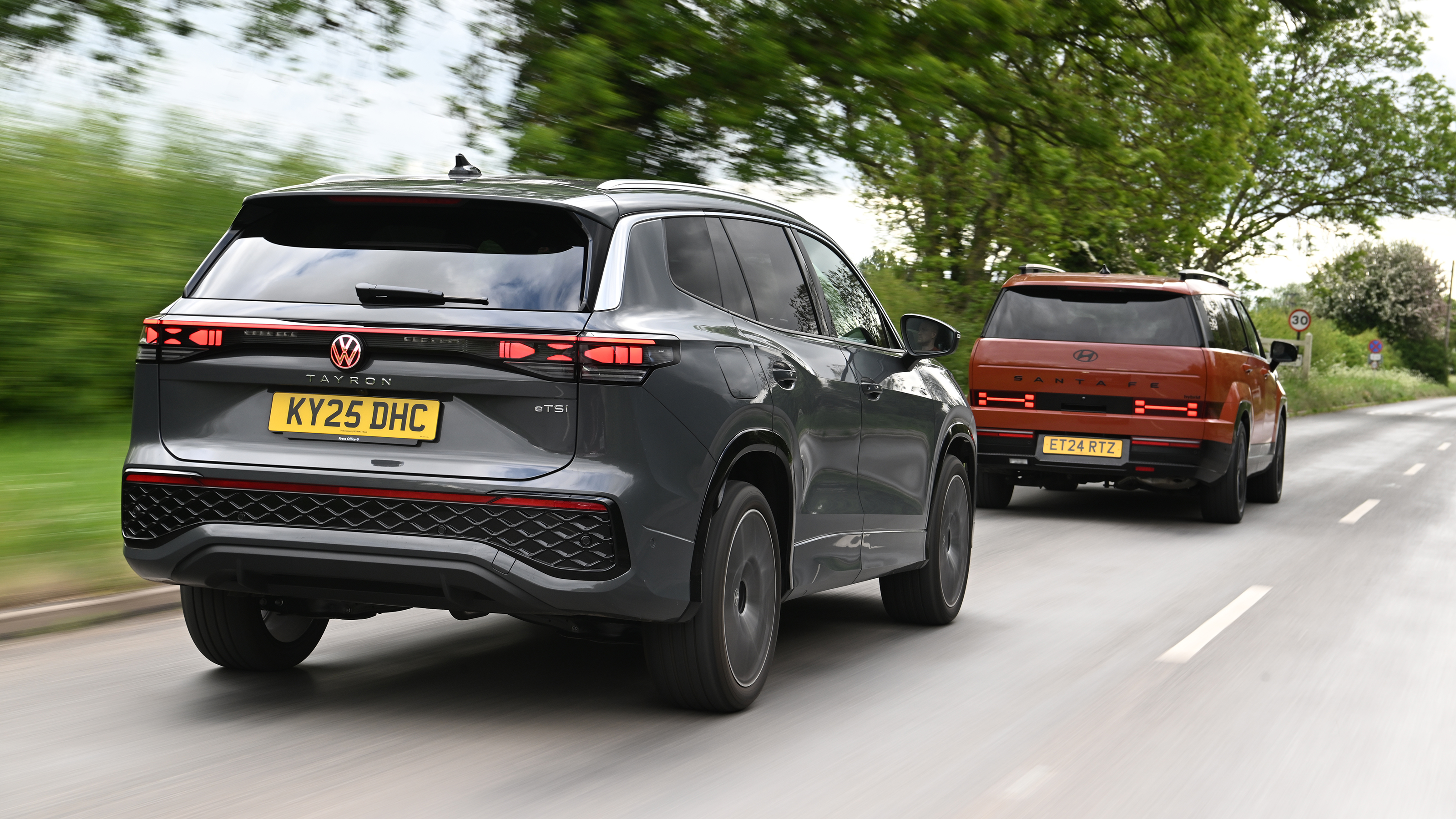 Hyundai Santa Fe and Volkswagen Tayron - rear tracking 
