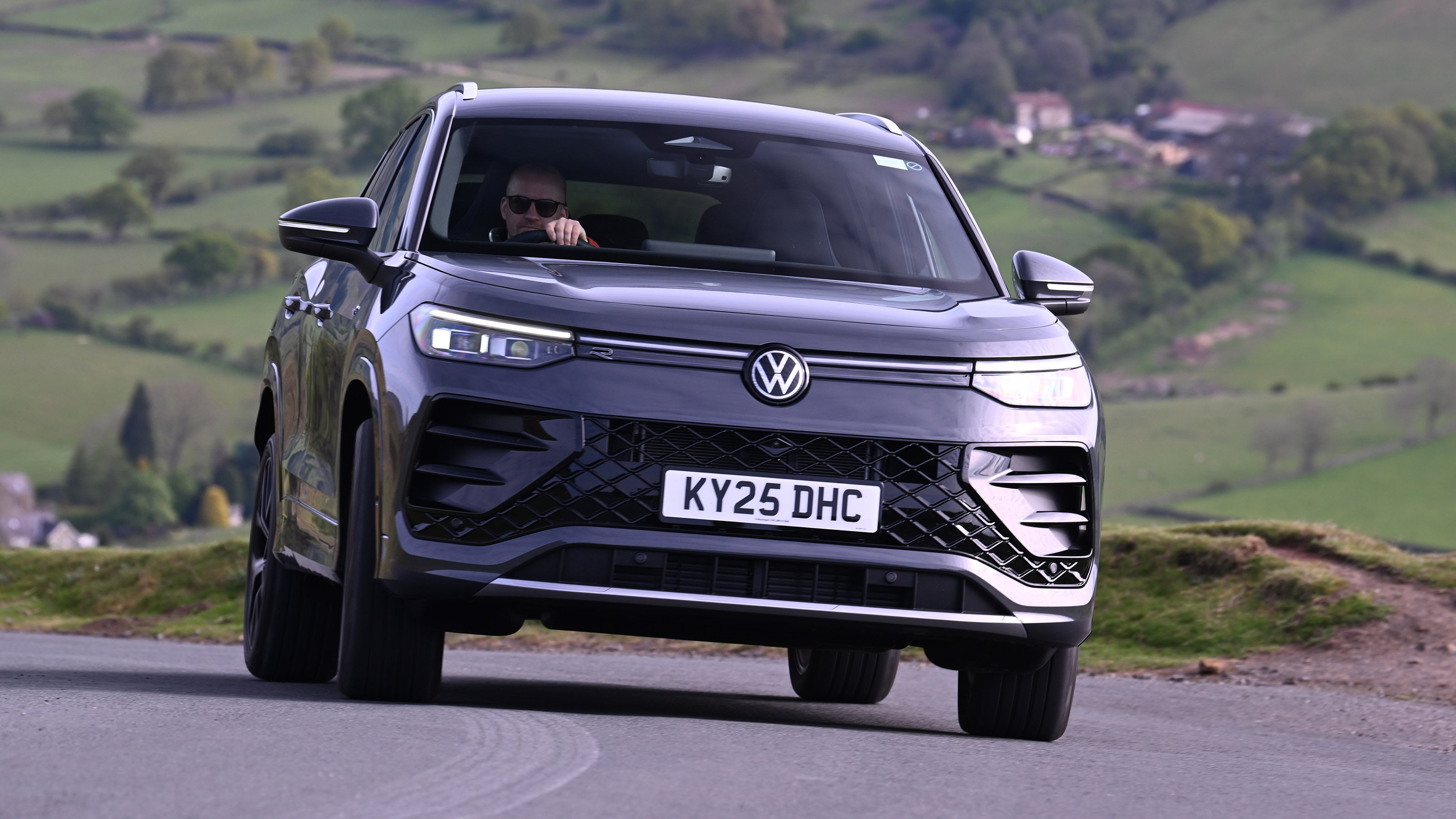 Volkswagen Tayron - front cornering 