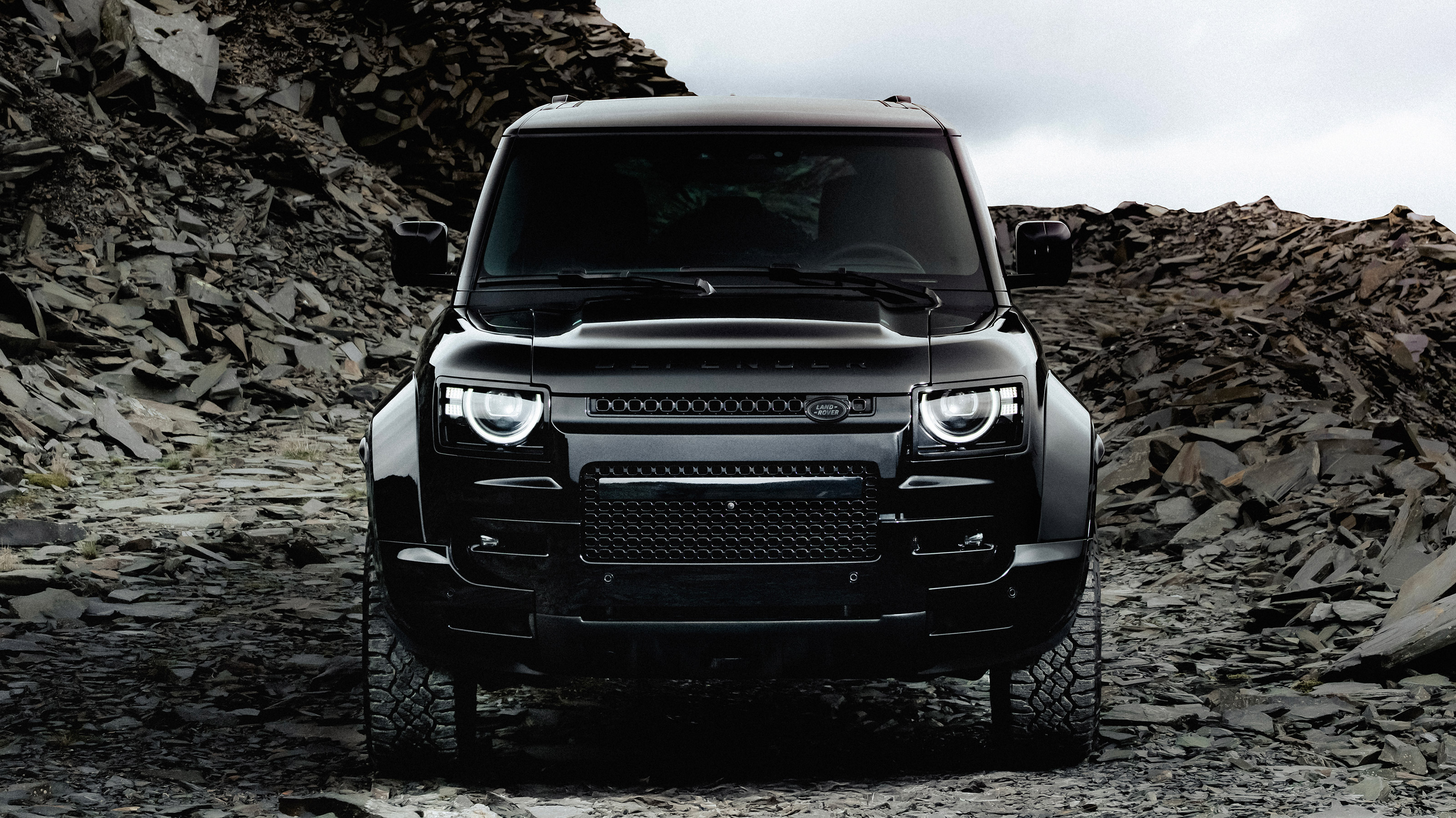 Land Rover Defender Octa Black - full front