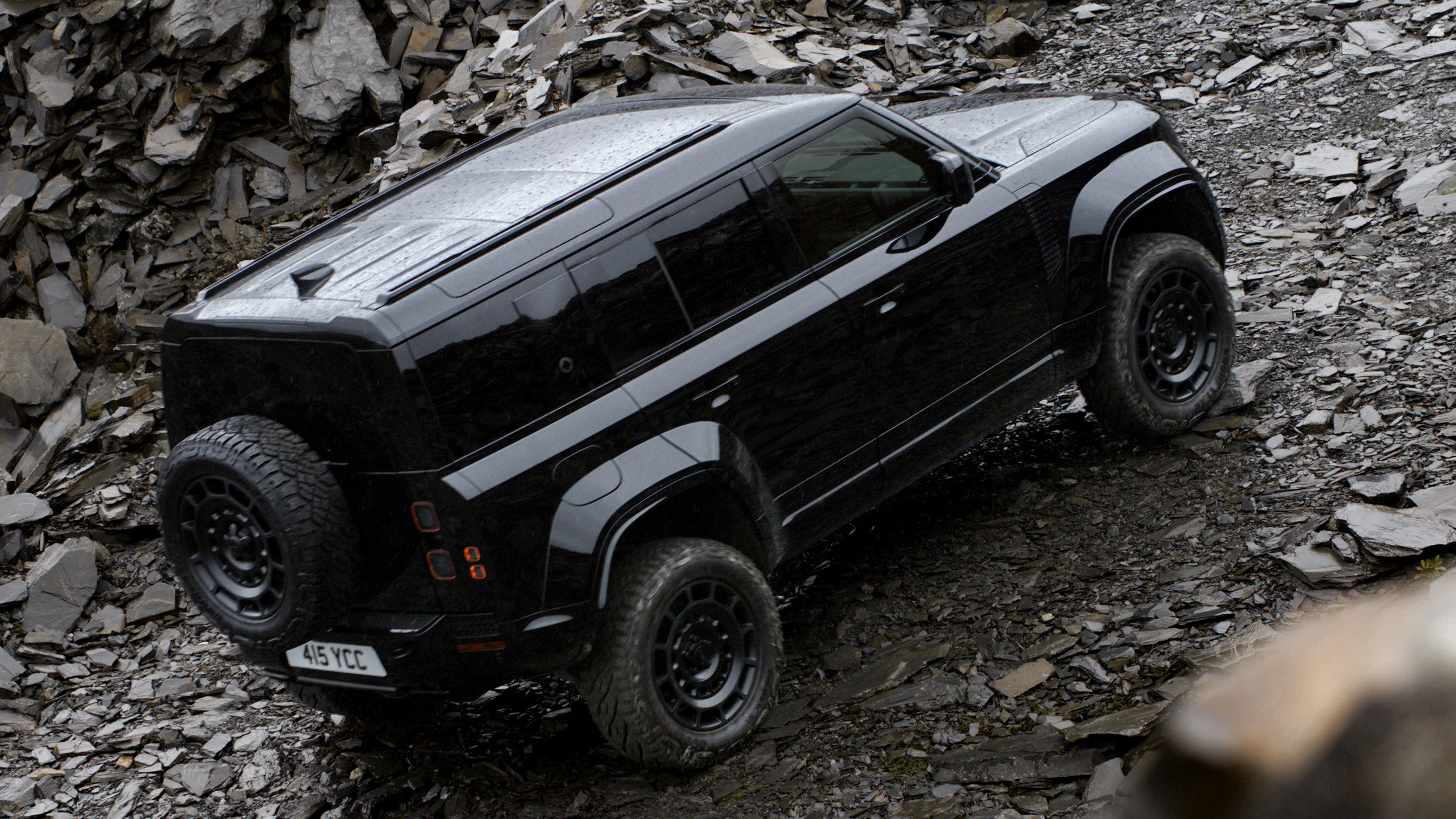 Land Rover Defender Octa Black - off-road