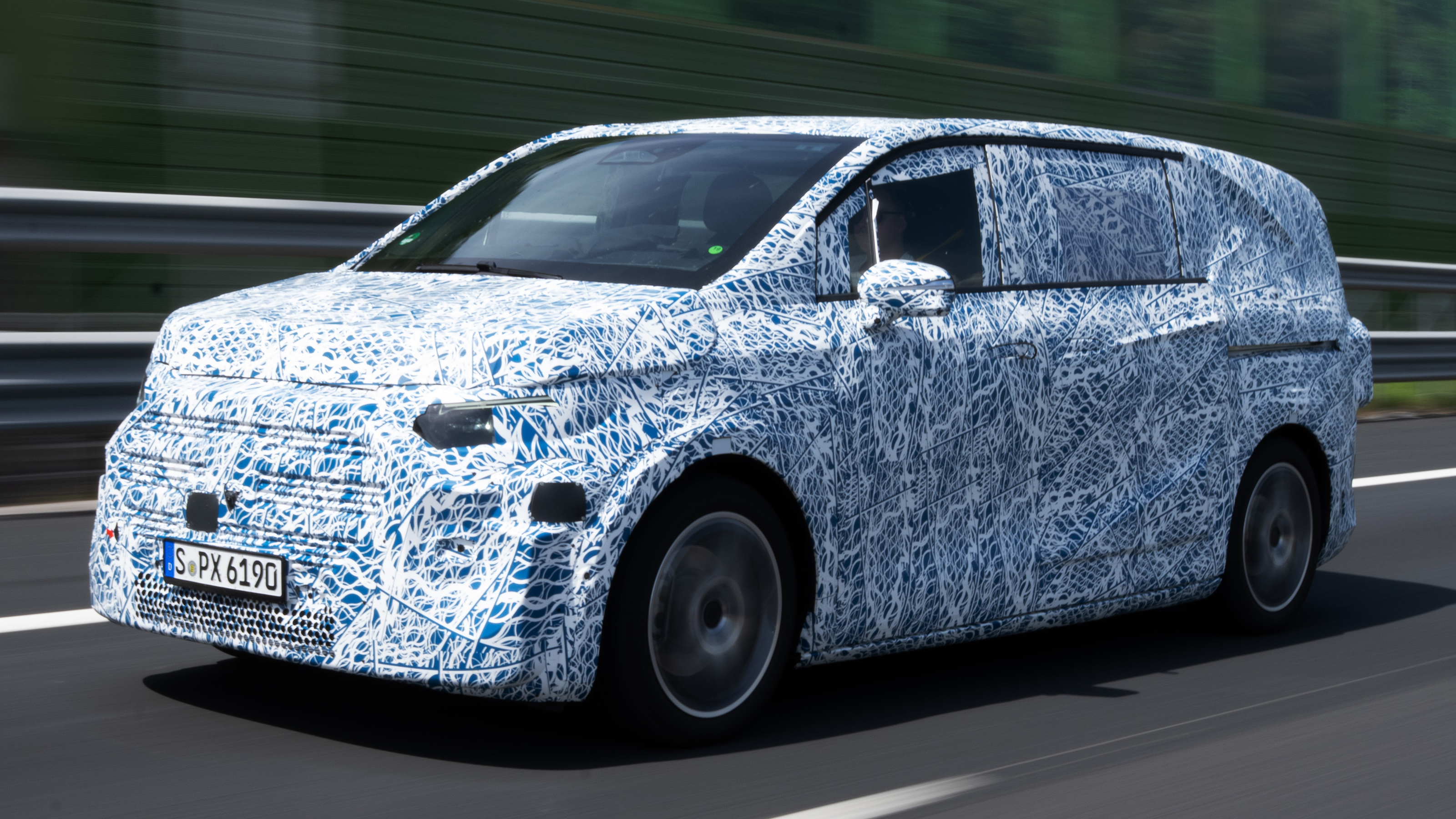 Mercedes VLE - dynamic front angled
