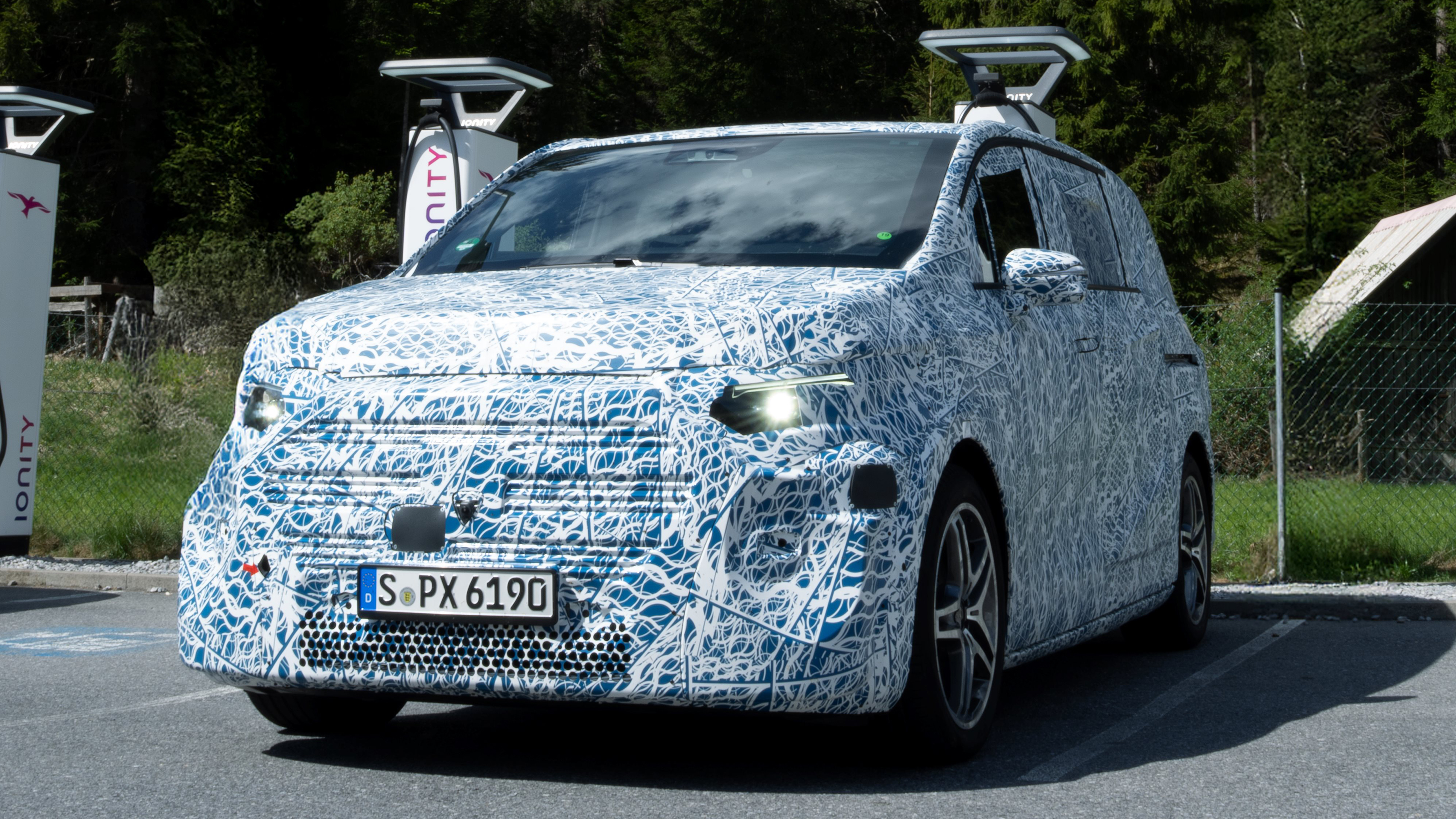 Mercedes VLE - front 3/4 charging