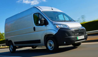 Peugeot E-Boxer - front tracking
