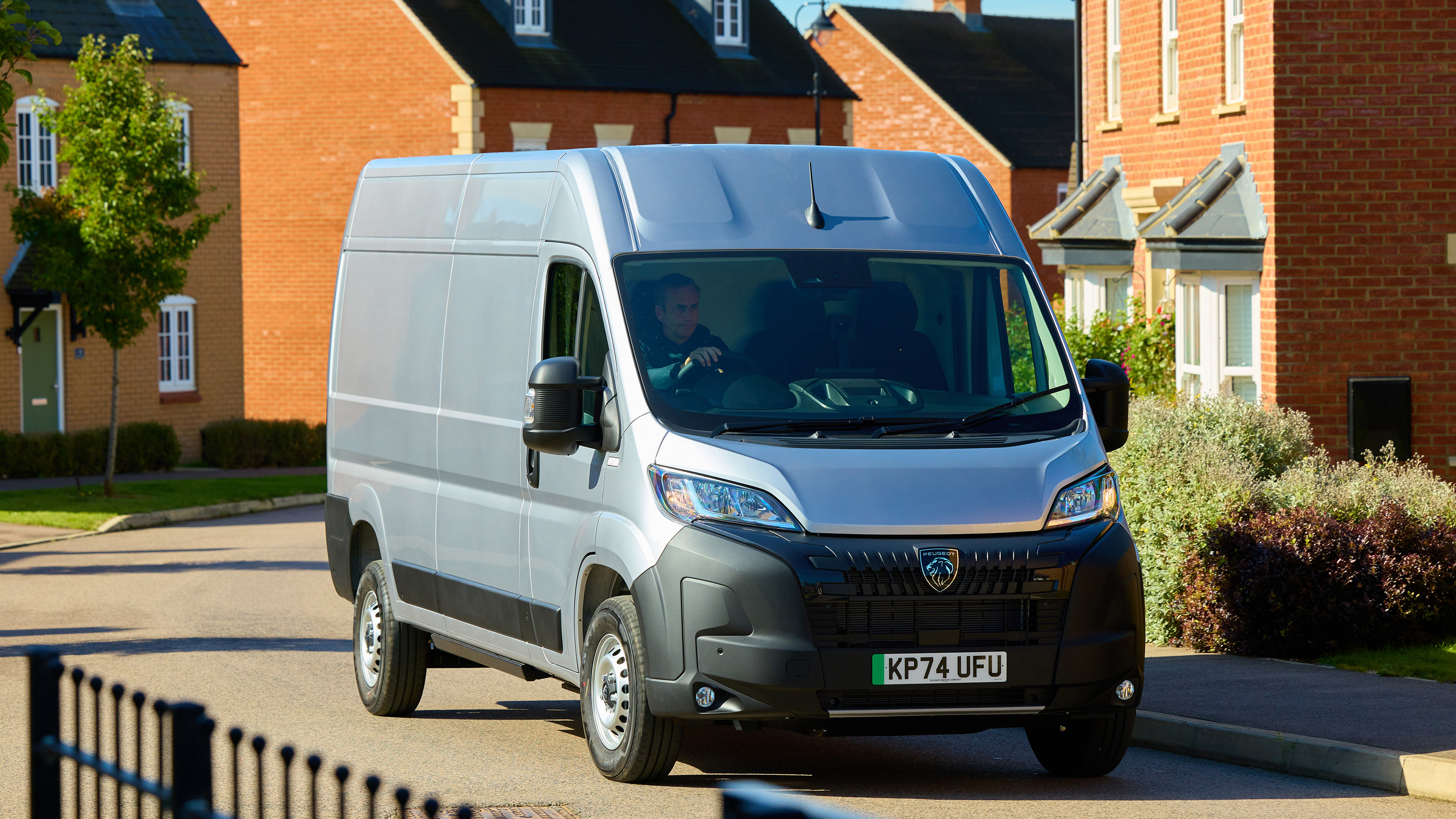 Peugeot E-Boxer - front cornering 