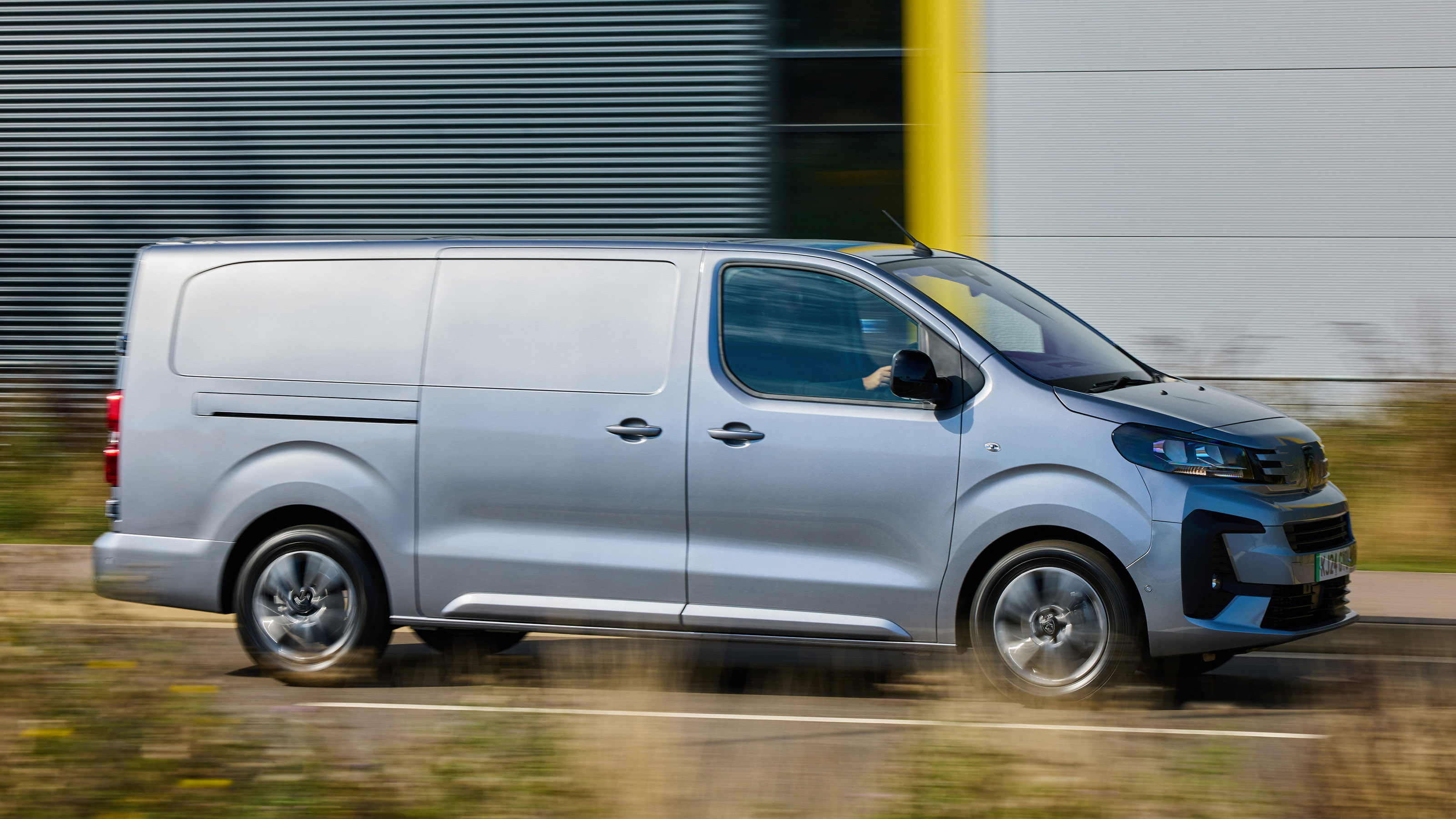 Peugeot E-Expert - side action 