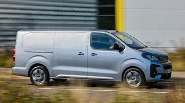 Peugeot E-Expert - side action