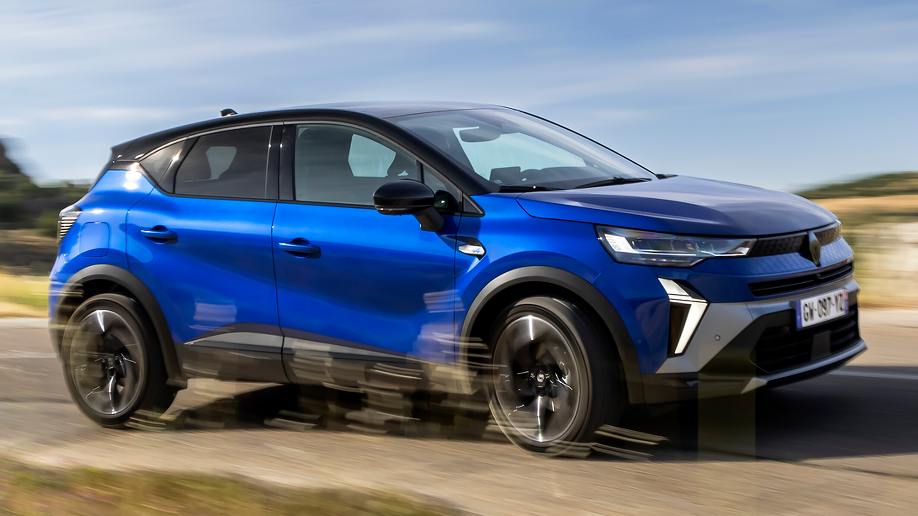 Renault Captur hybrid - front angled