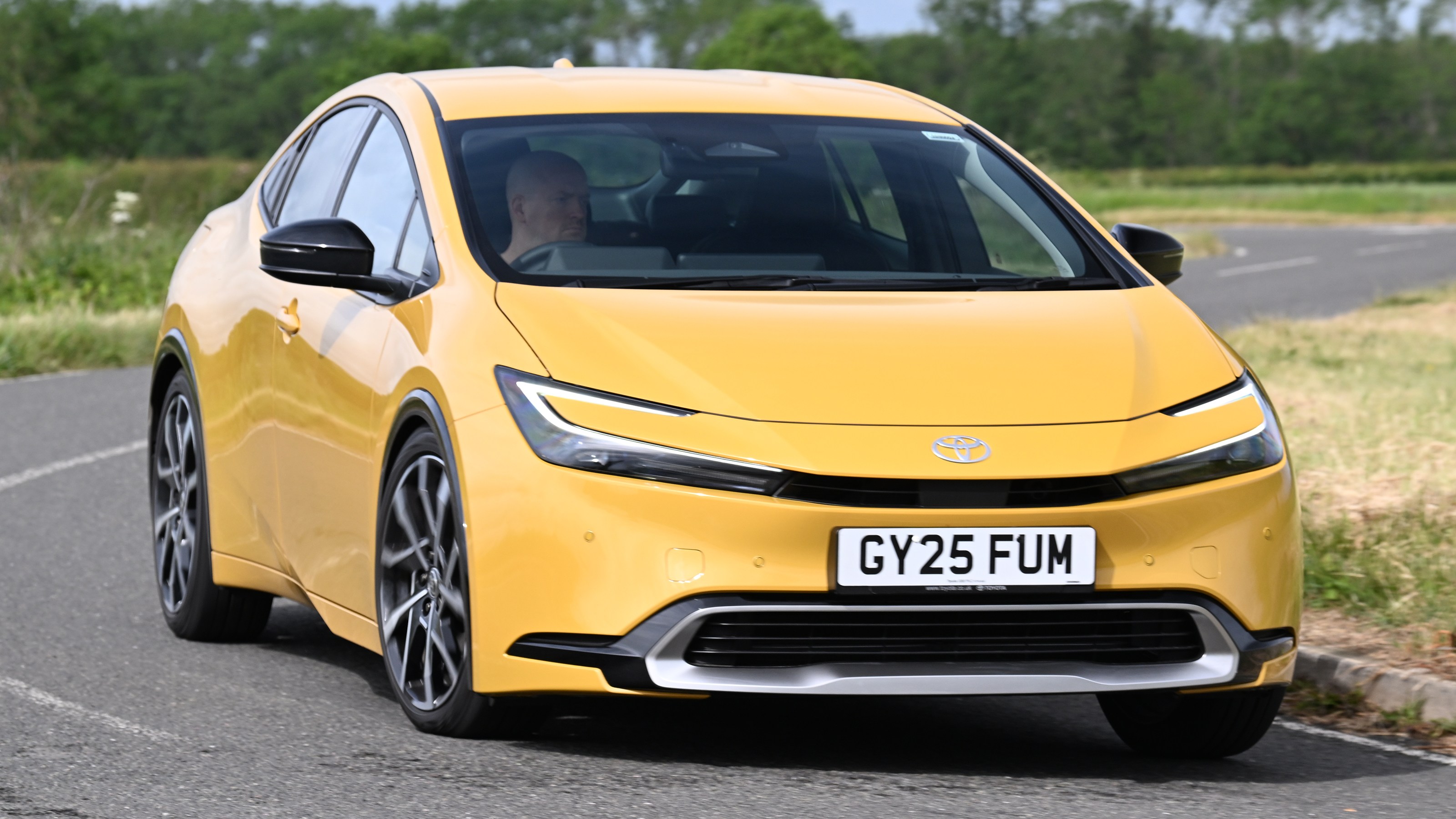 Volkswagen Golf GTE vs Toyota Prius - Prius front cornering