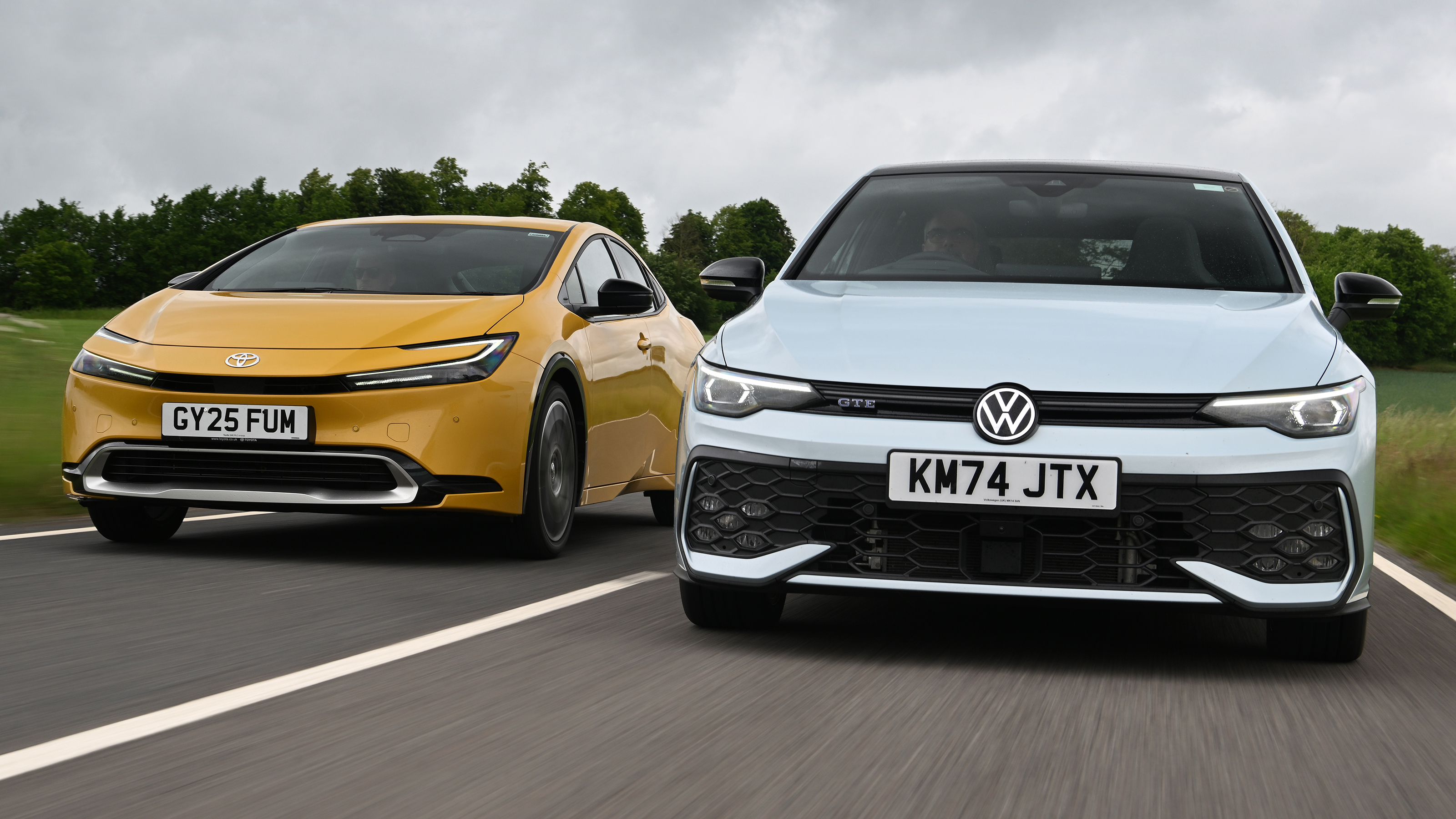 Volkswagen Golf GTE vs Toyota Prius - side-by-side front 
