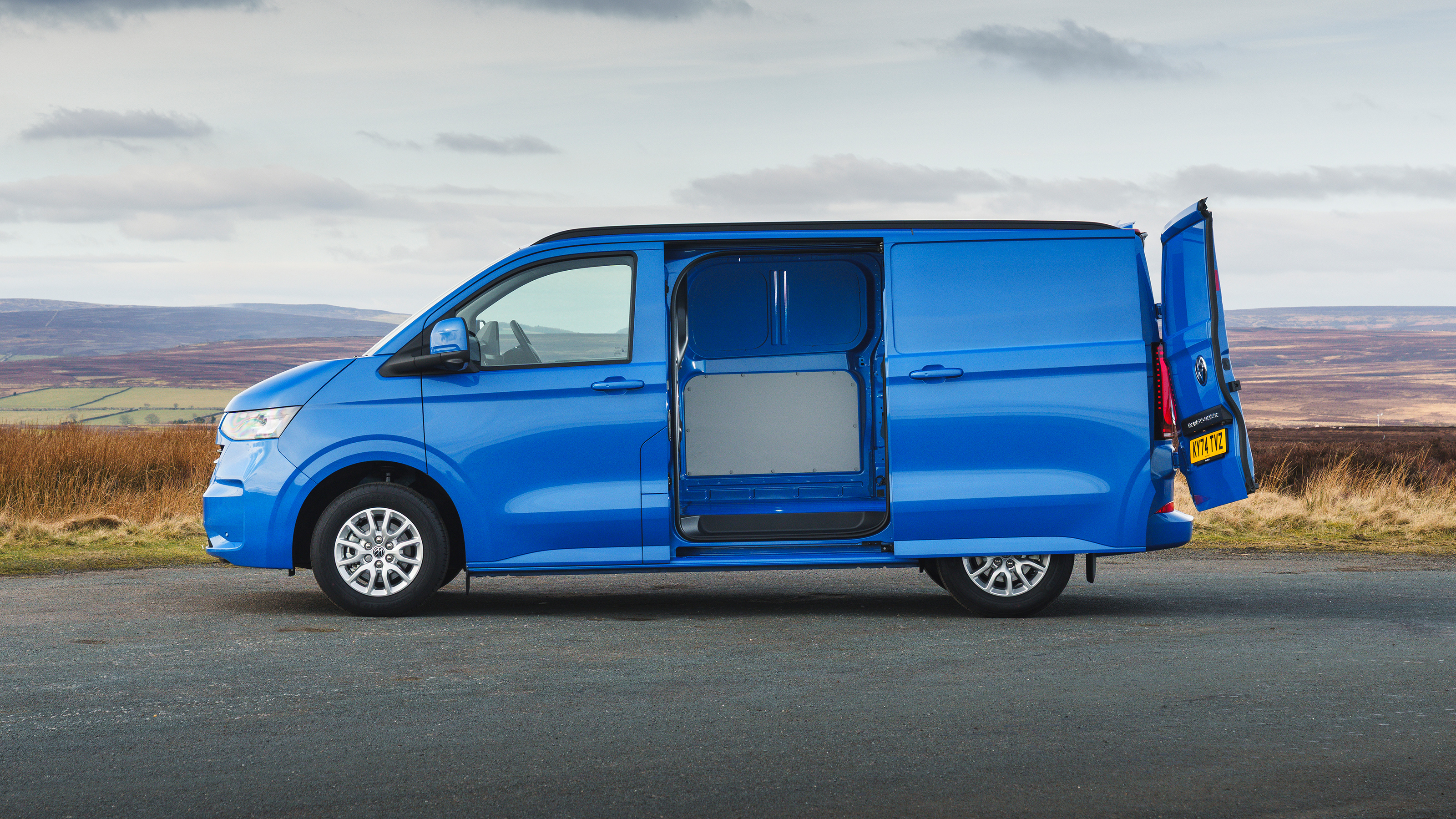 Volkswagen Transporter - side static (doors open)