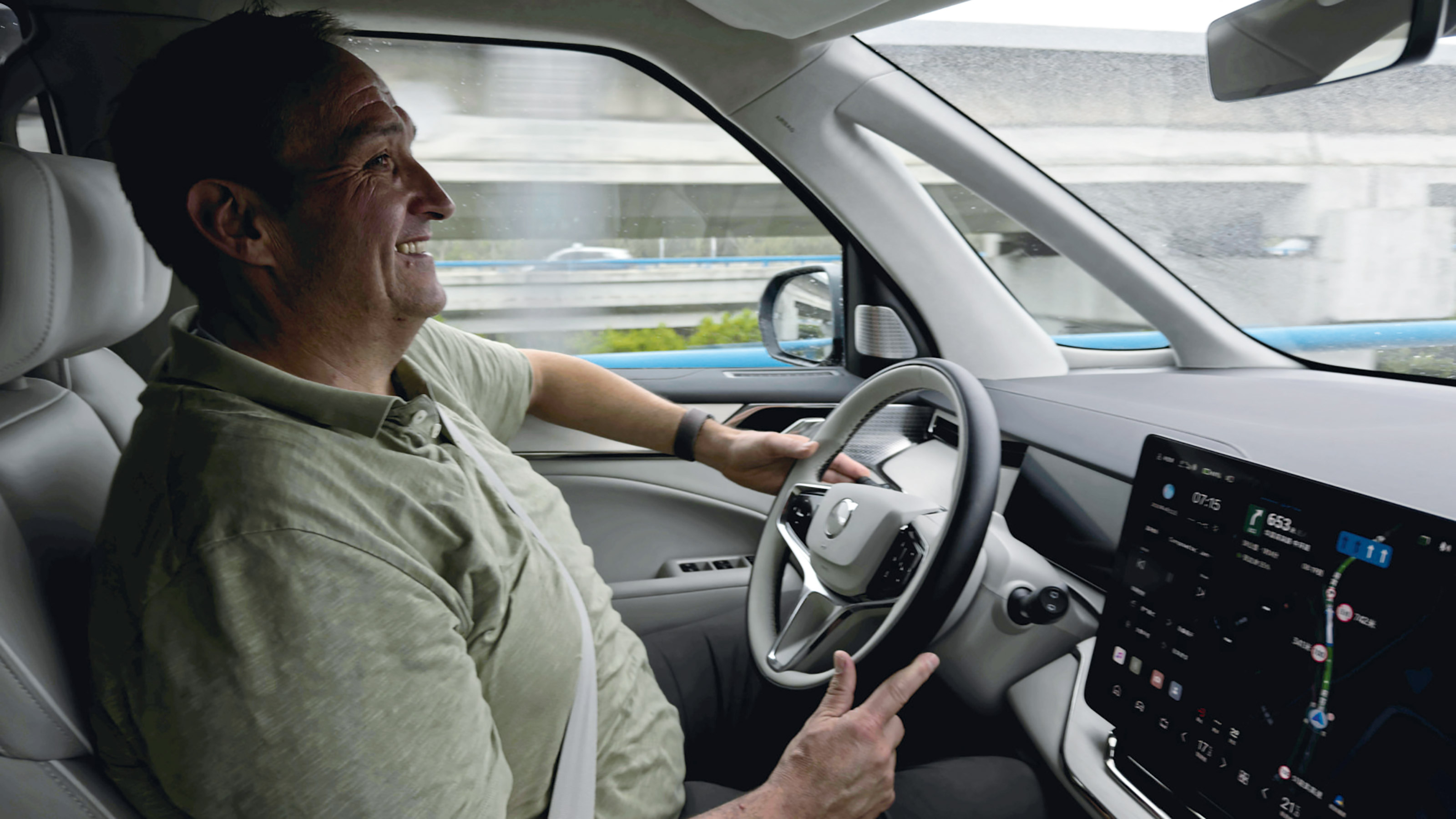 Volvo EM90 - driving