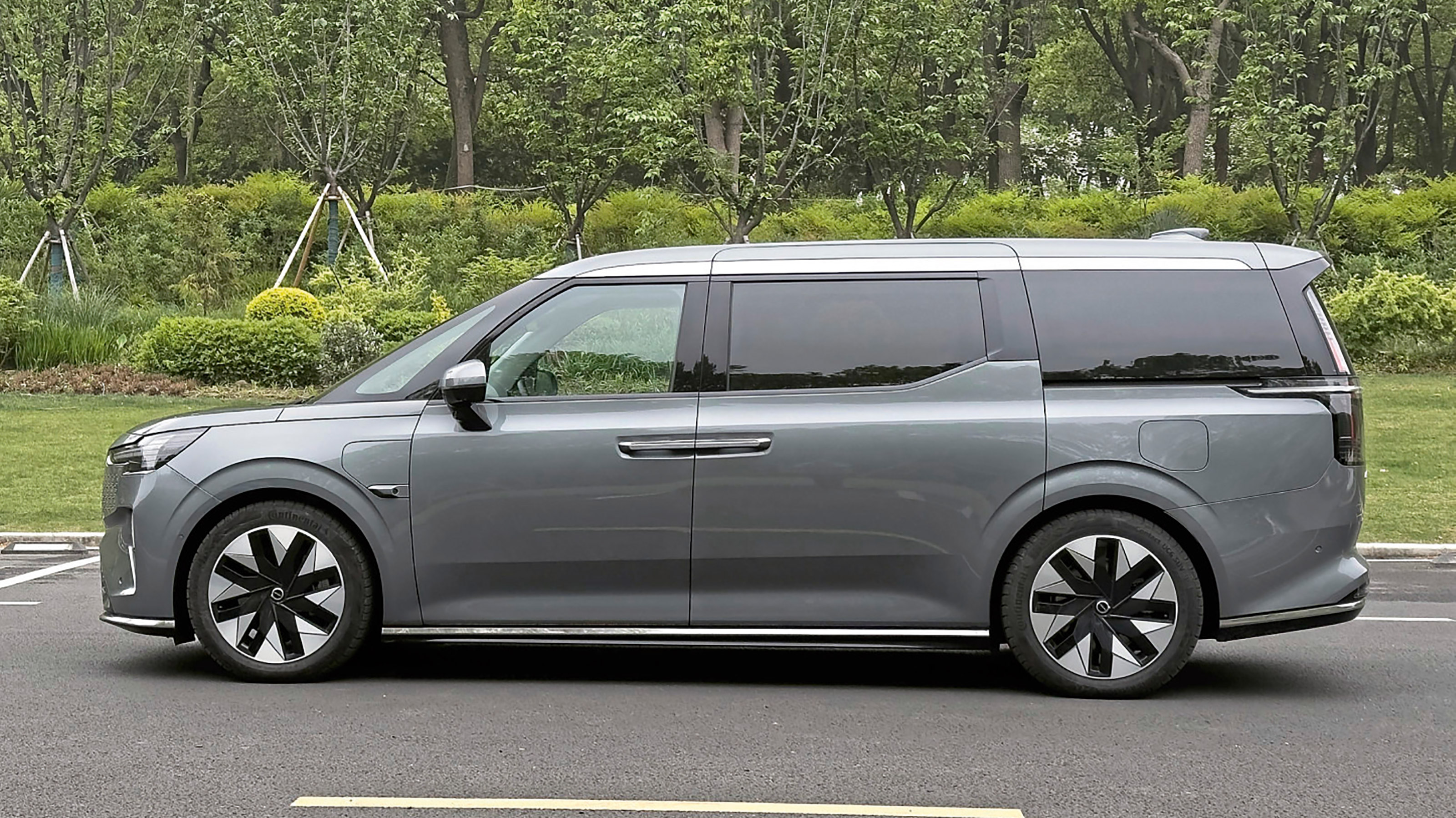 Volvo EM90 - side