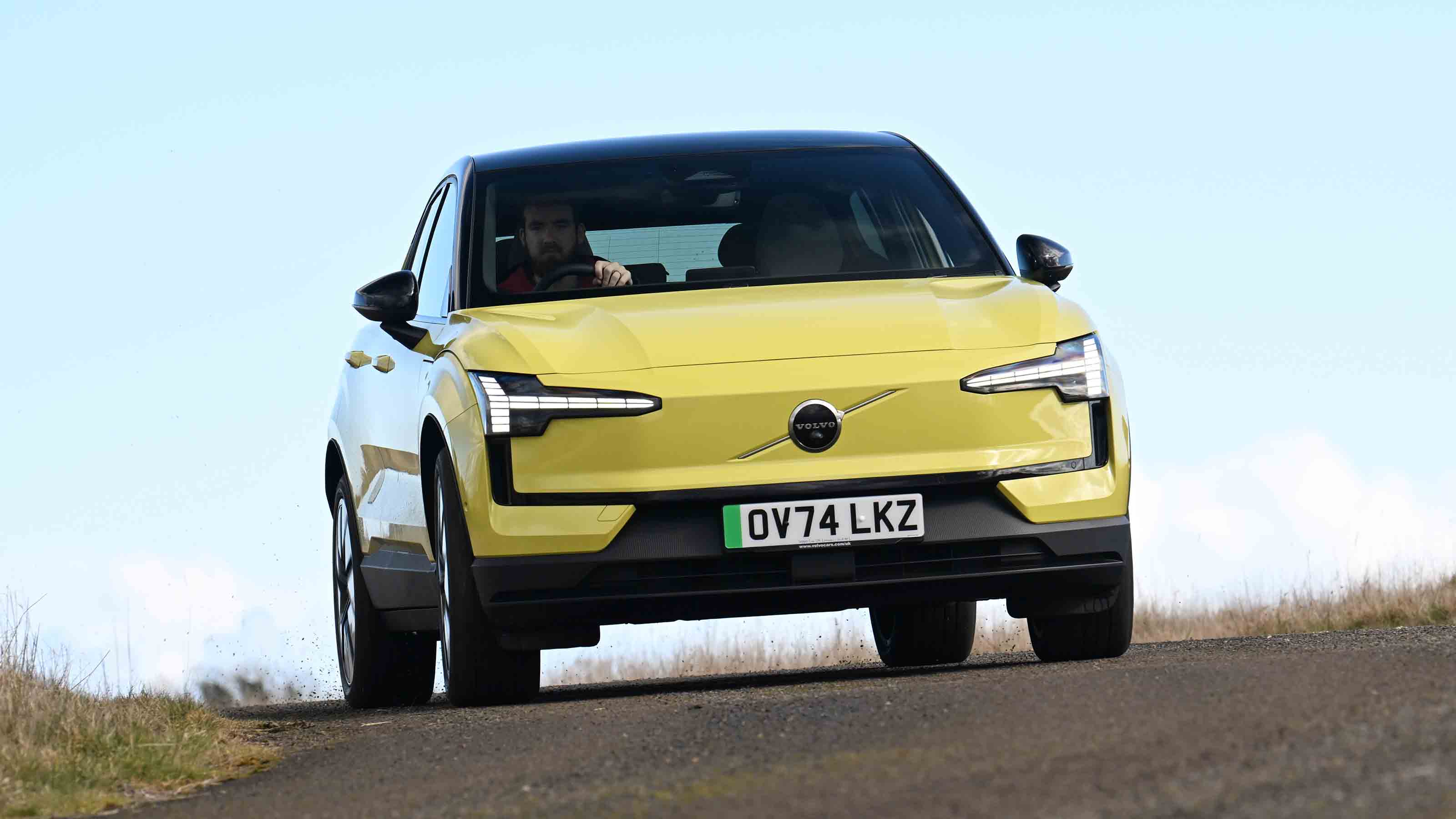 Volvo EX30 - front cornering