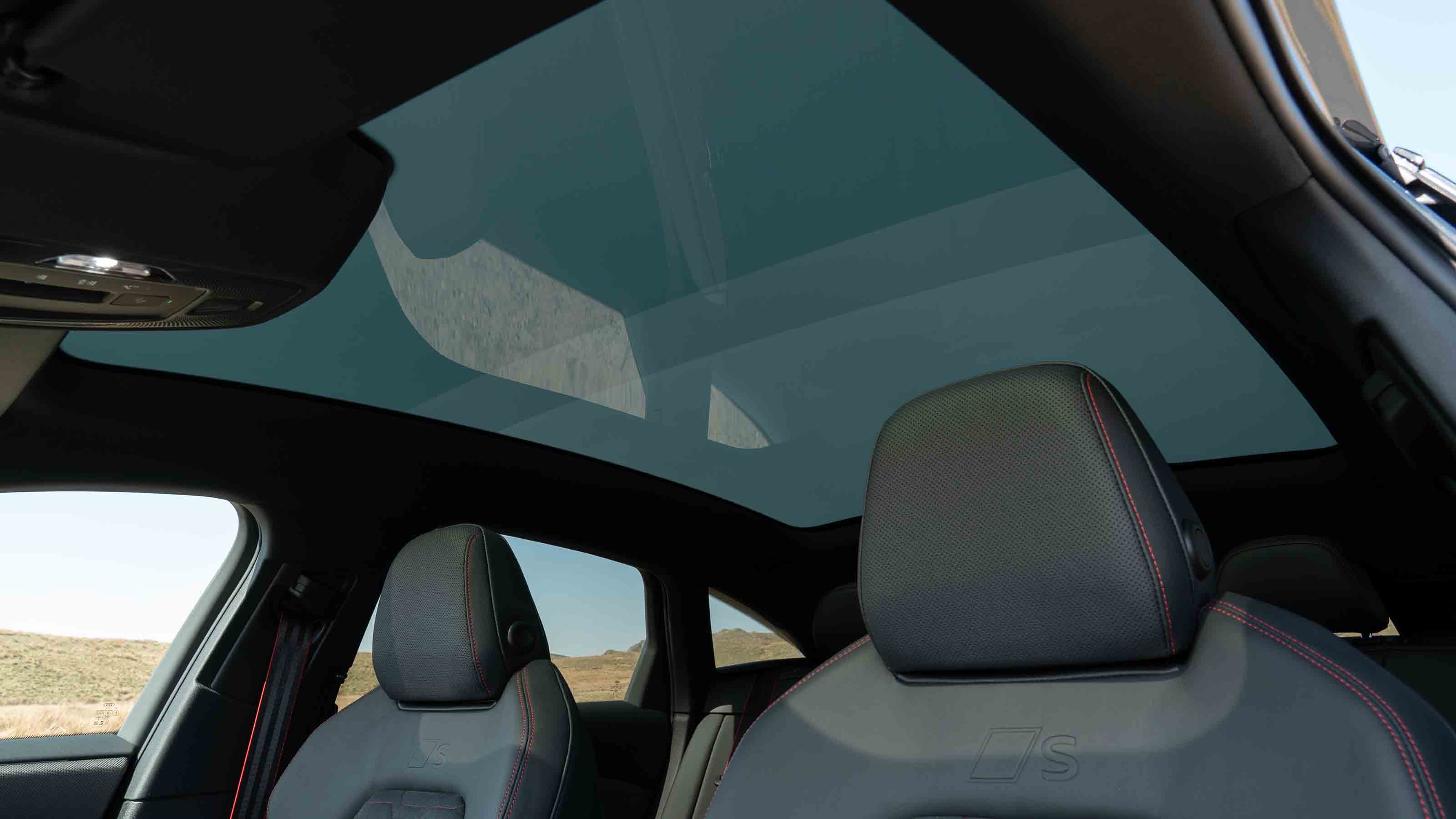 Audi A6 e-tron - panoramic glass roof shade
