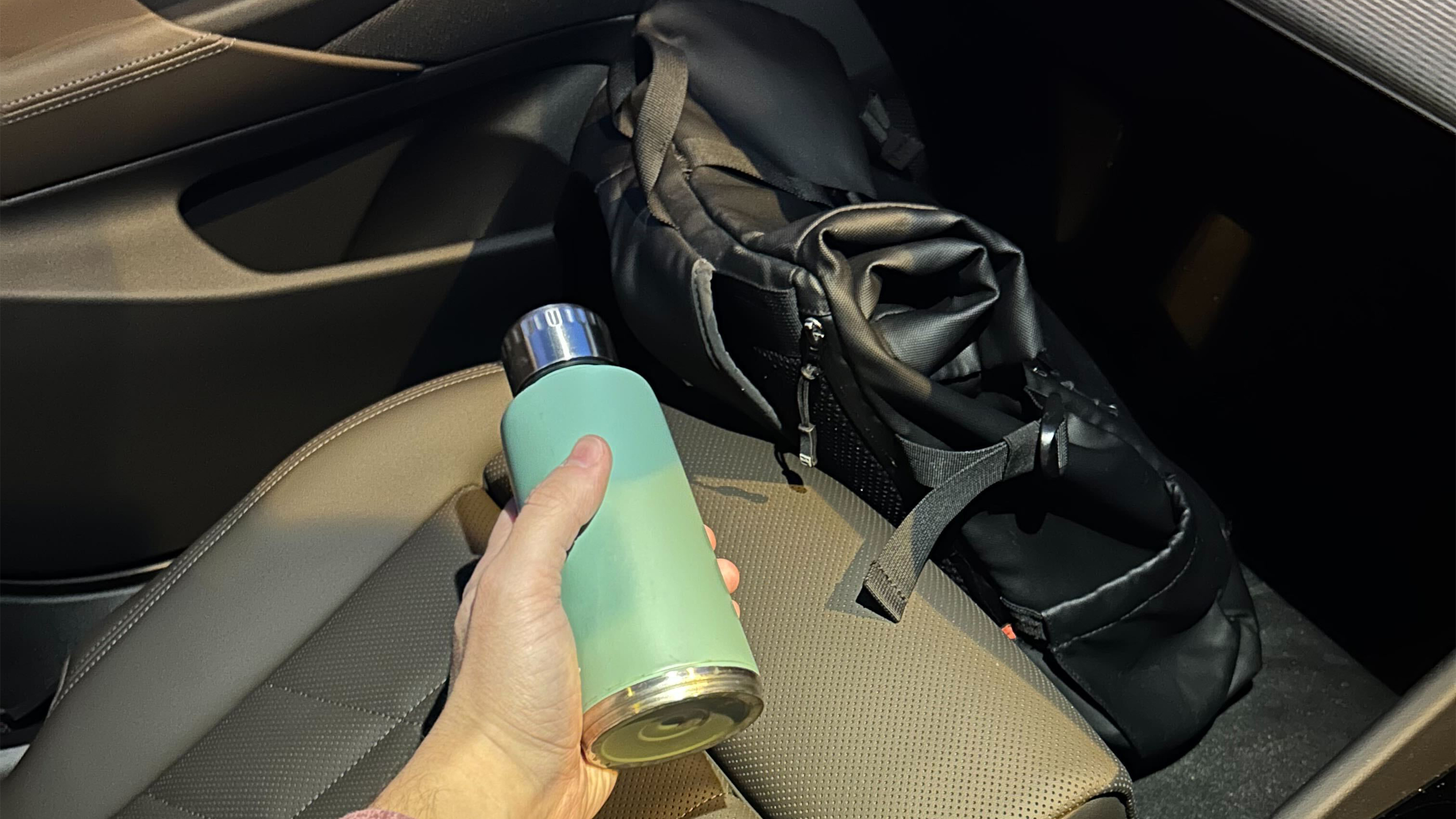 BMW 530e Touring long-term - seat with bag and water bottle