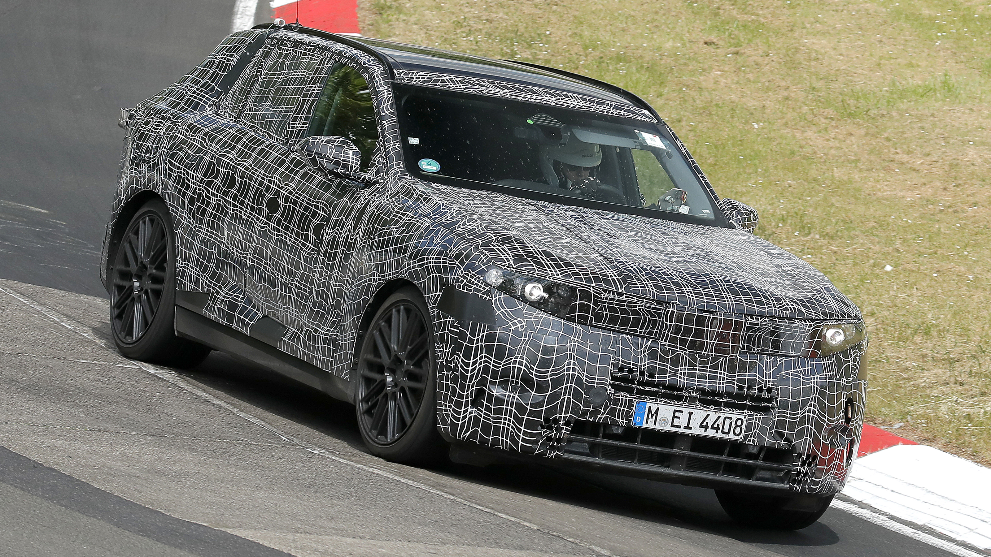 BMW X5 - front 3/4 nurburgring