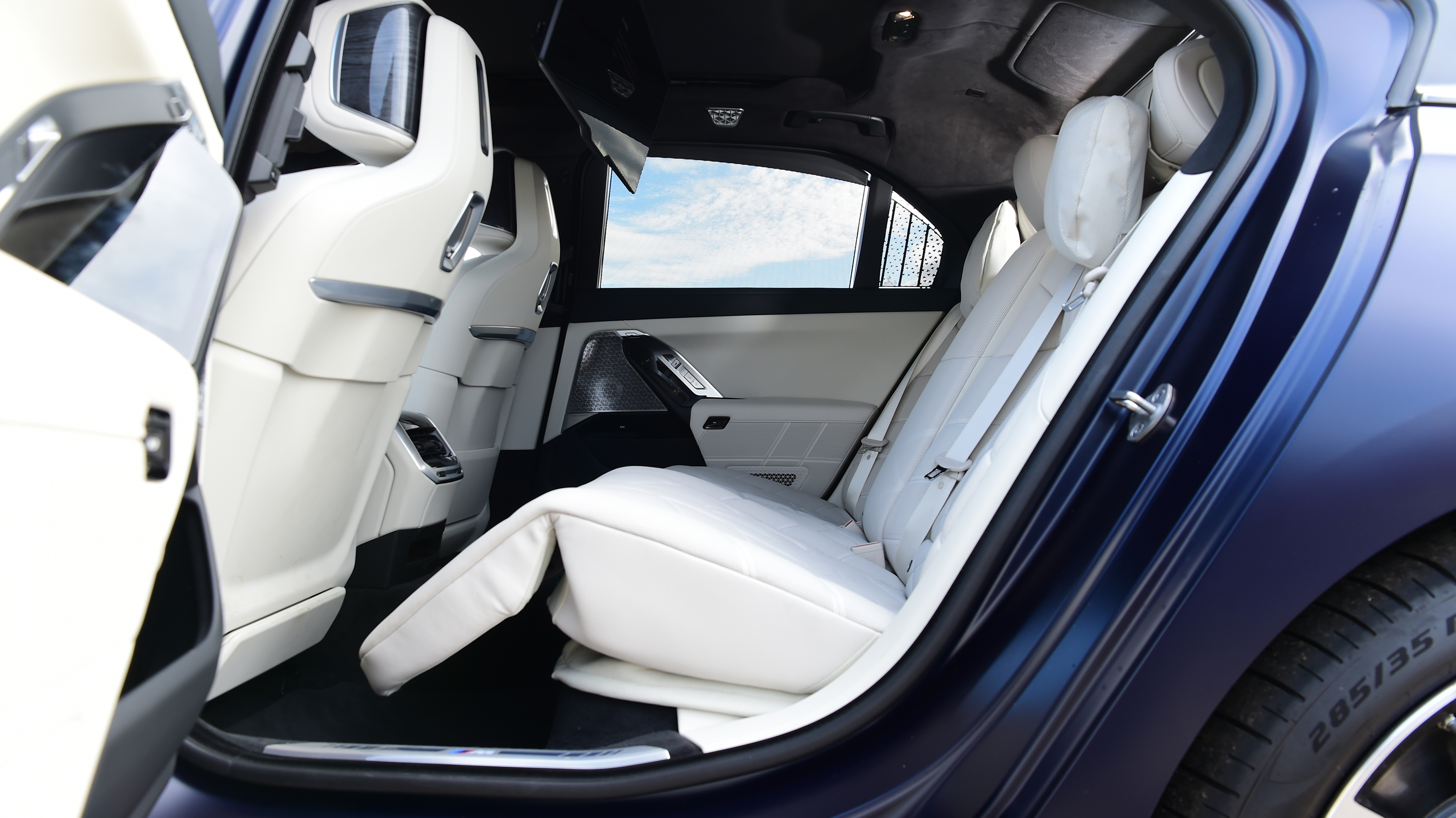 BMW i7 - rear seats