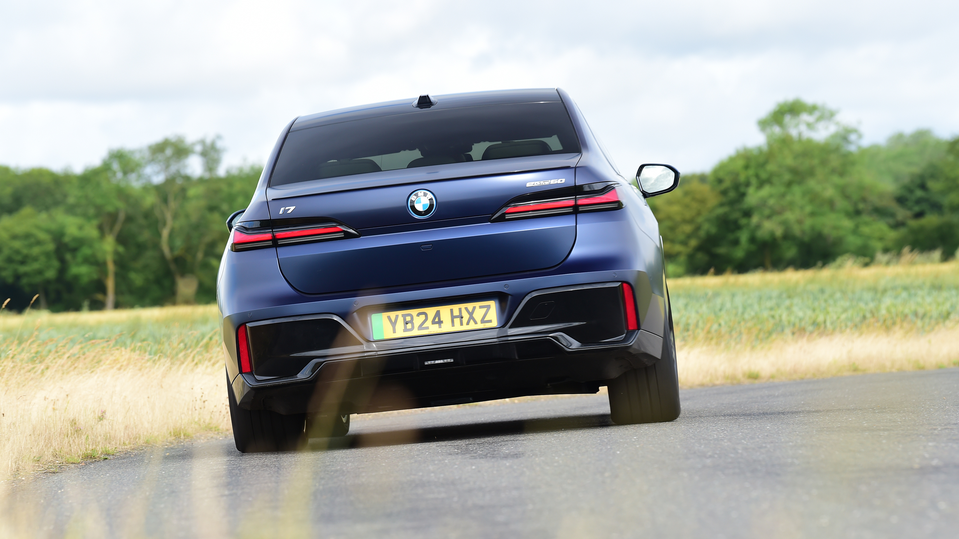 BMW i7 - rear cornering