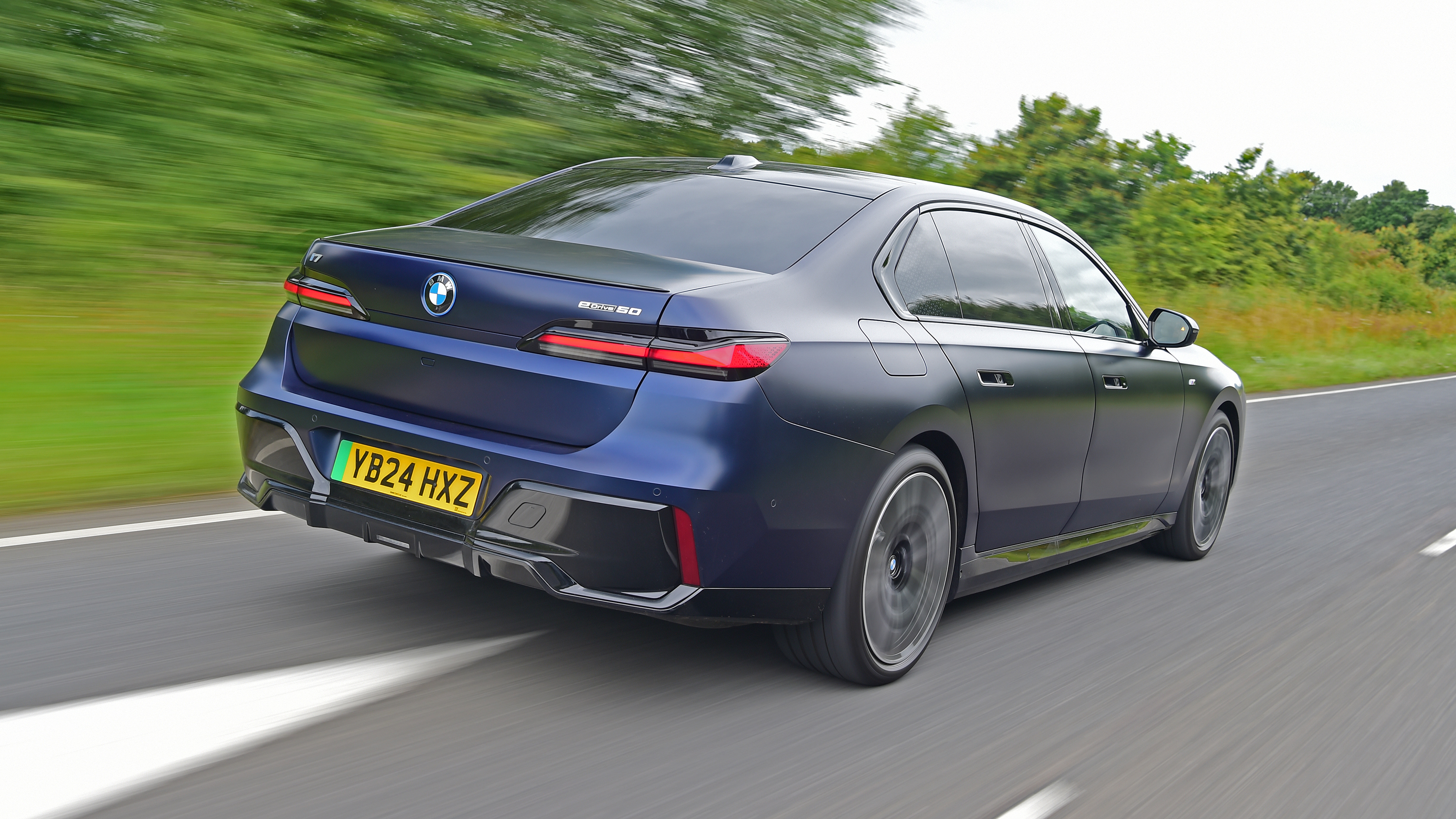 BMW i7 - rear tracking