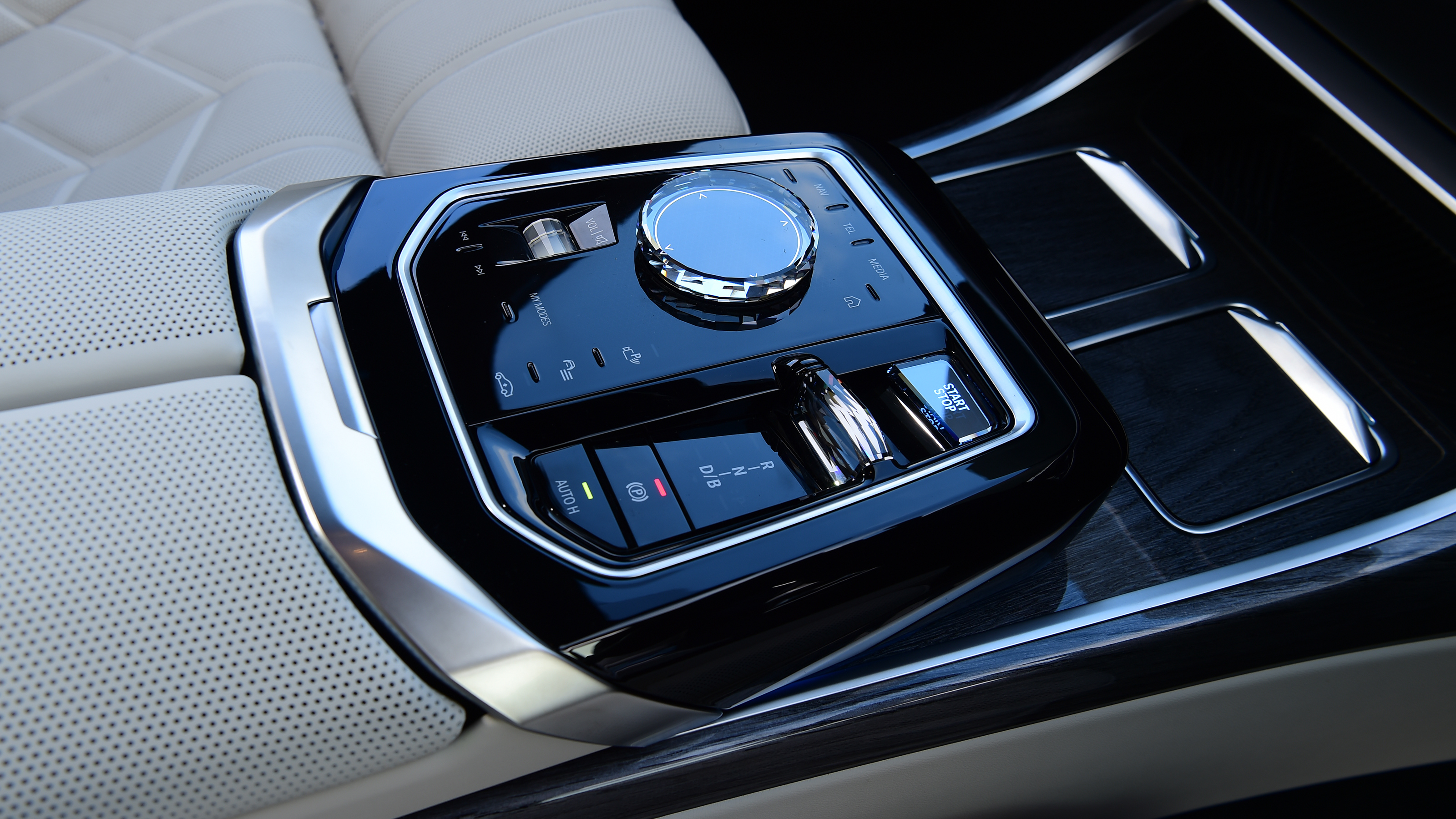 BMW i7 - iDrive controller