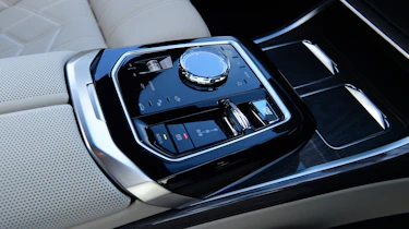 BMW i7 - iDrive controller