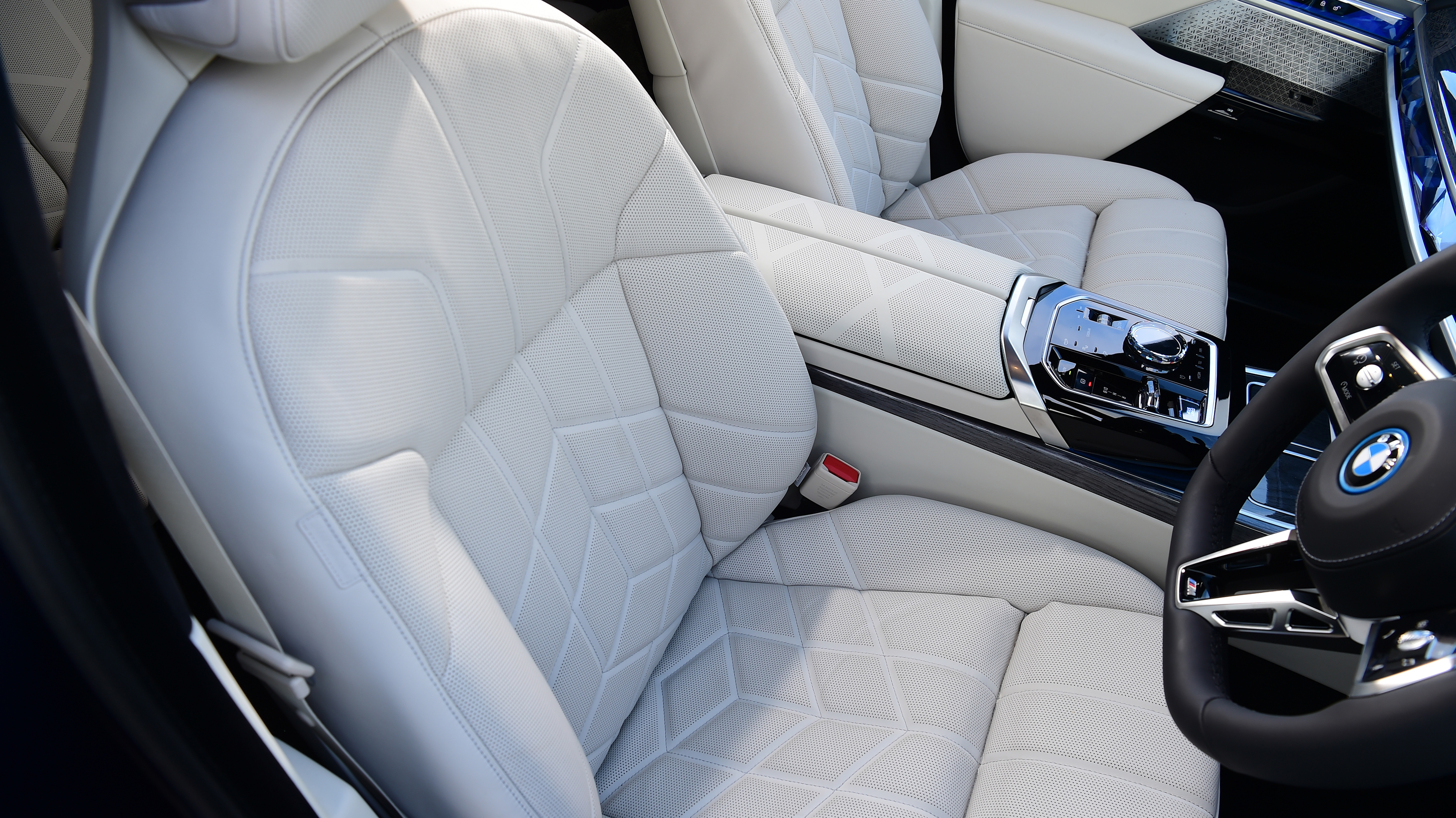 BMW i7 - front seats