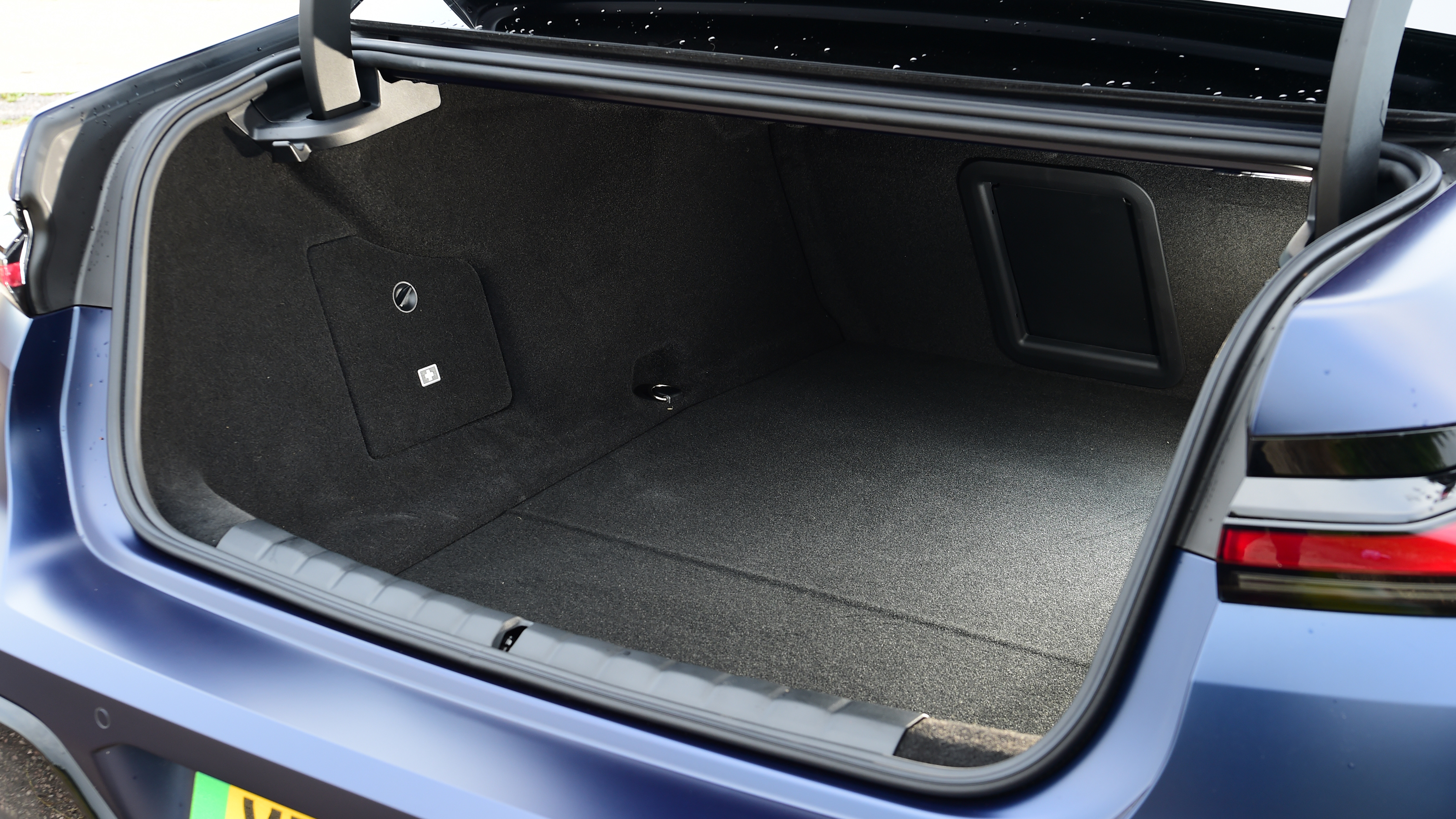 BMW i7 - boot