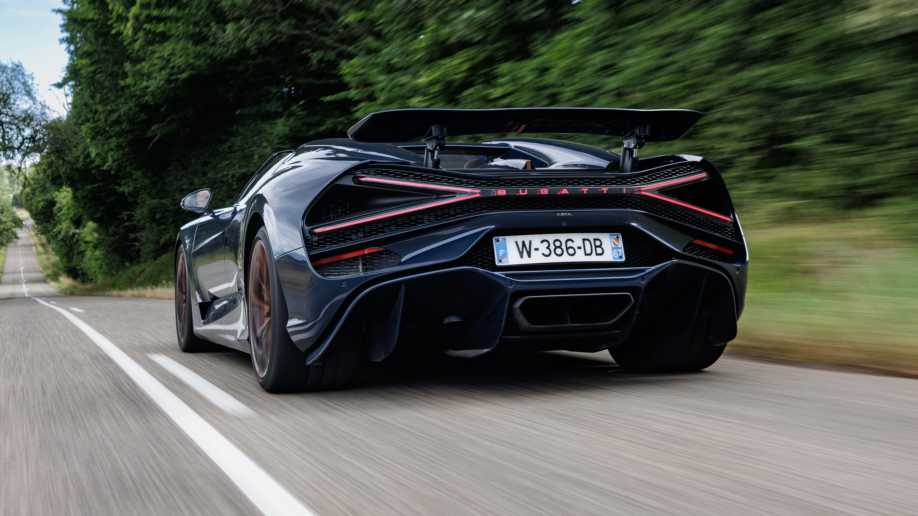 Bugatti Mistral - rear tracking