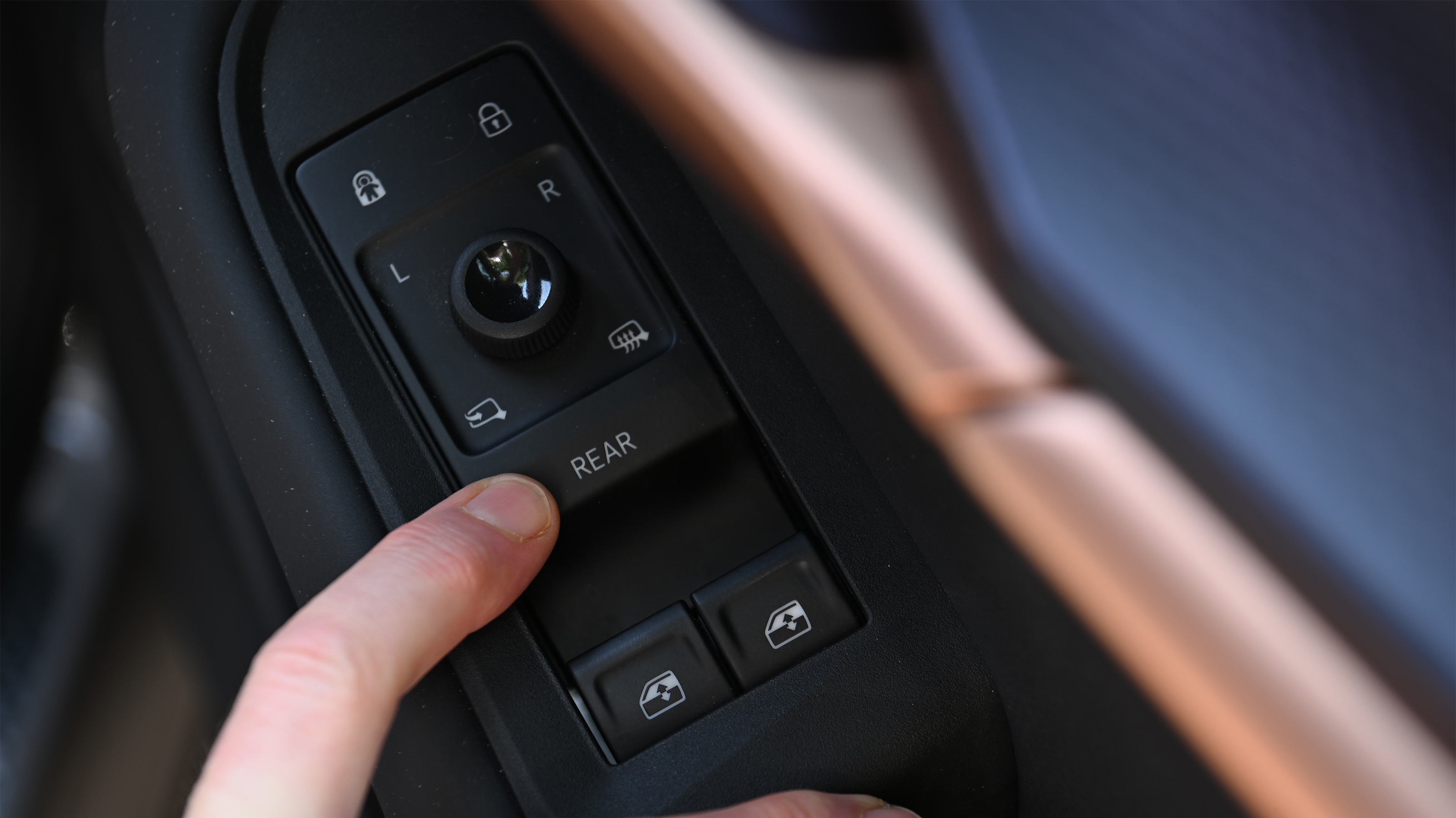 Cupra Tavascan V1 long-term - window switches
