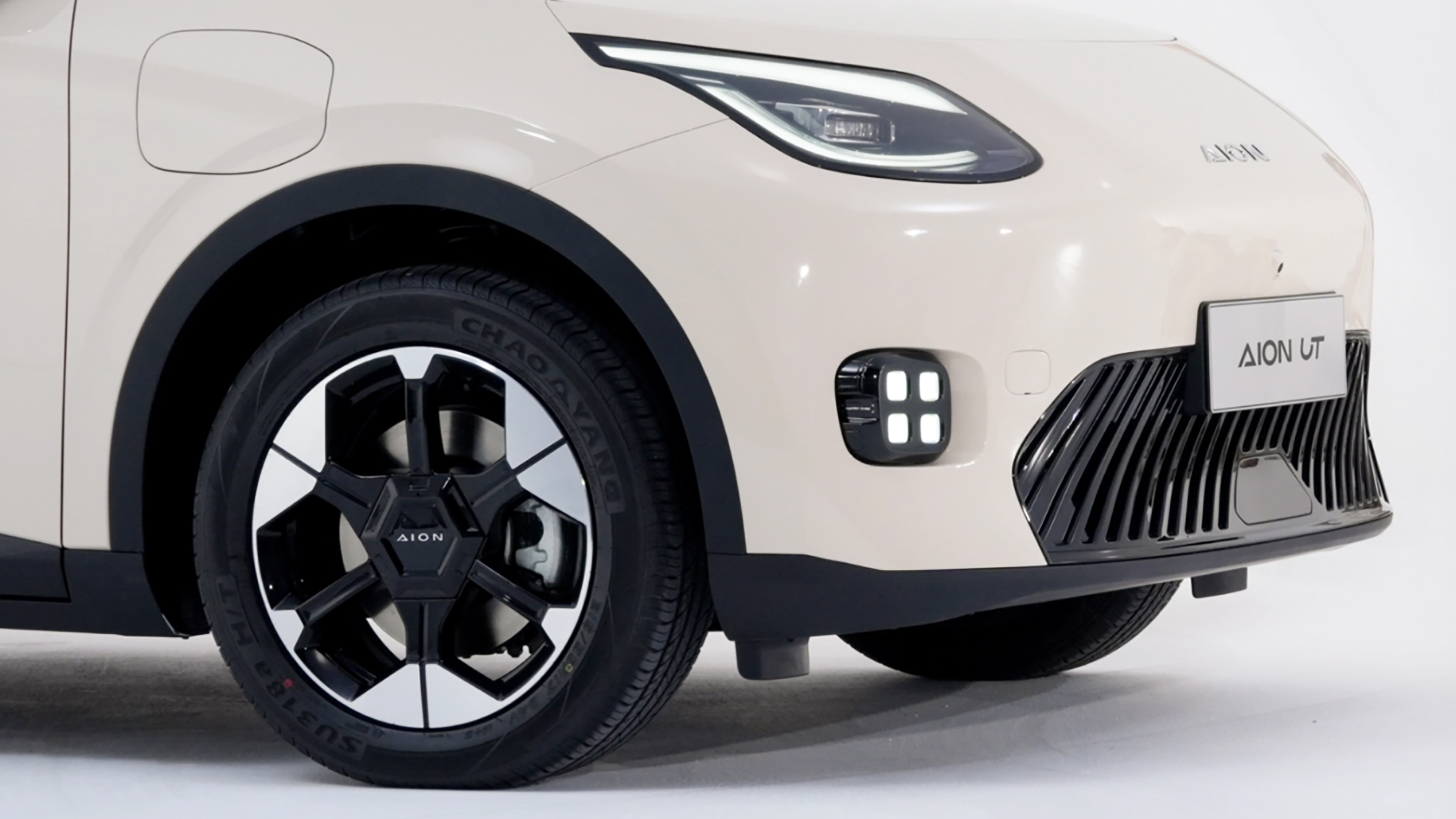 GAC Aion UT - lights and wheel