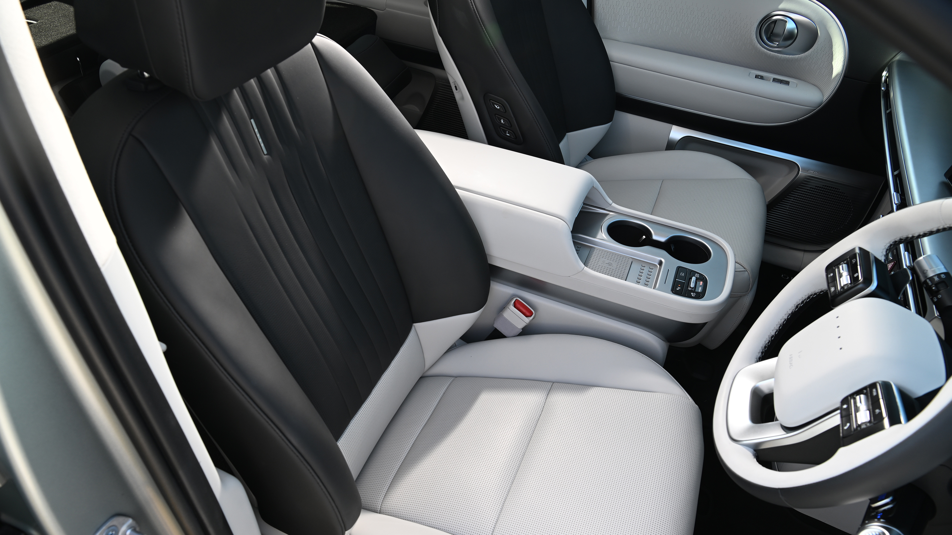 Hyundai Ioniq 9 - front seats