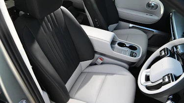 Hyundai Ioniq 9 - front seats