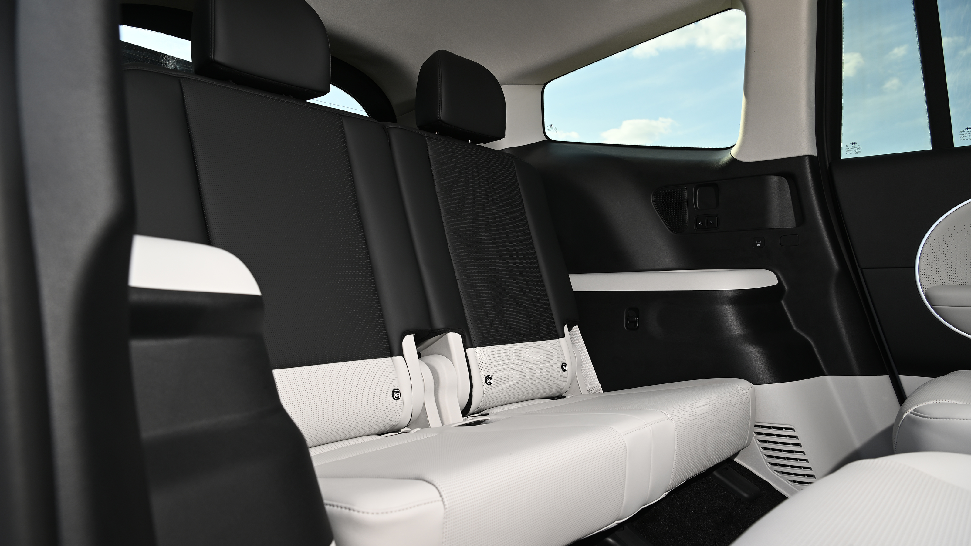 Hyundai Ioniq 9 - rear seats