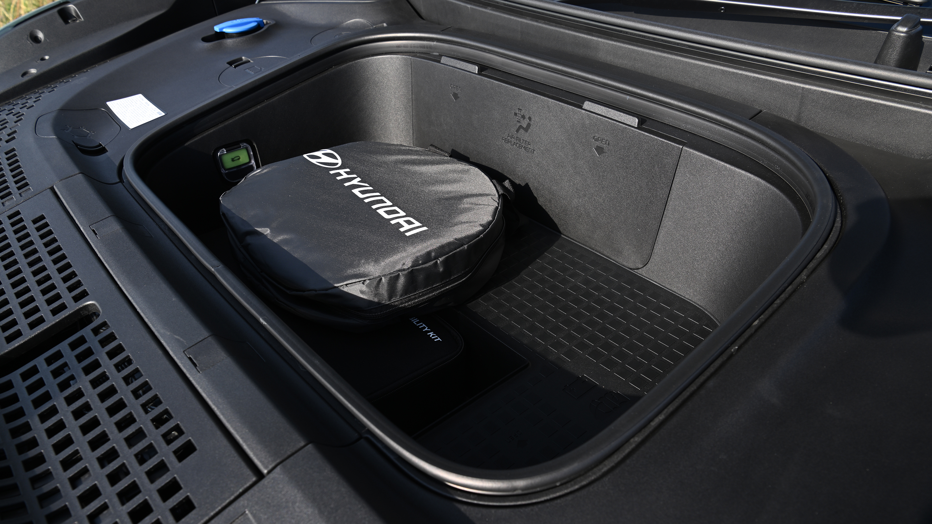 Hyundai Ioniq 9 - under-bonnet storage