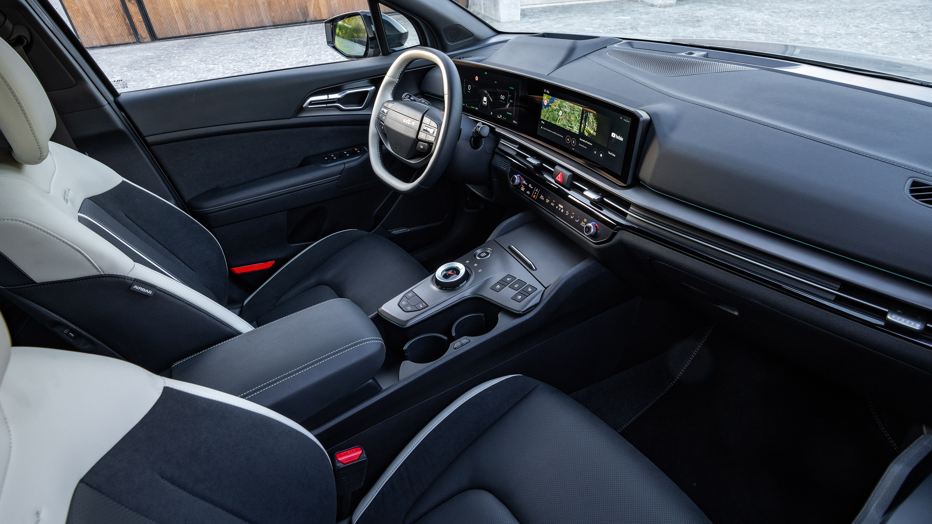 Kia Sportage - front seats