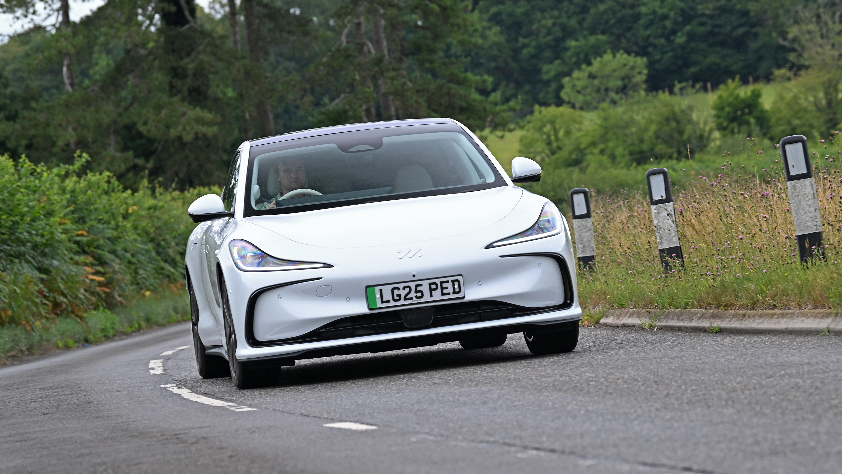 MG IM5 - front cornering