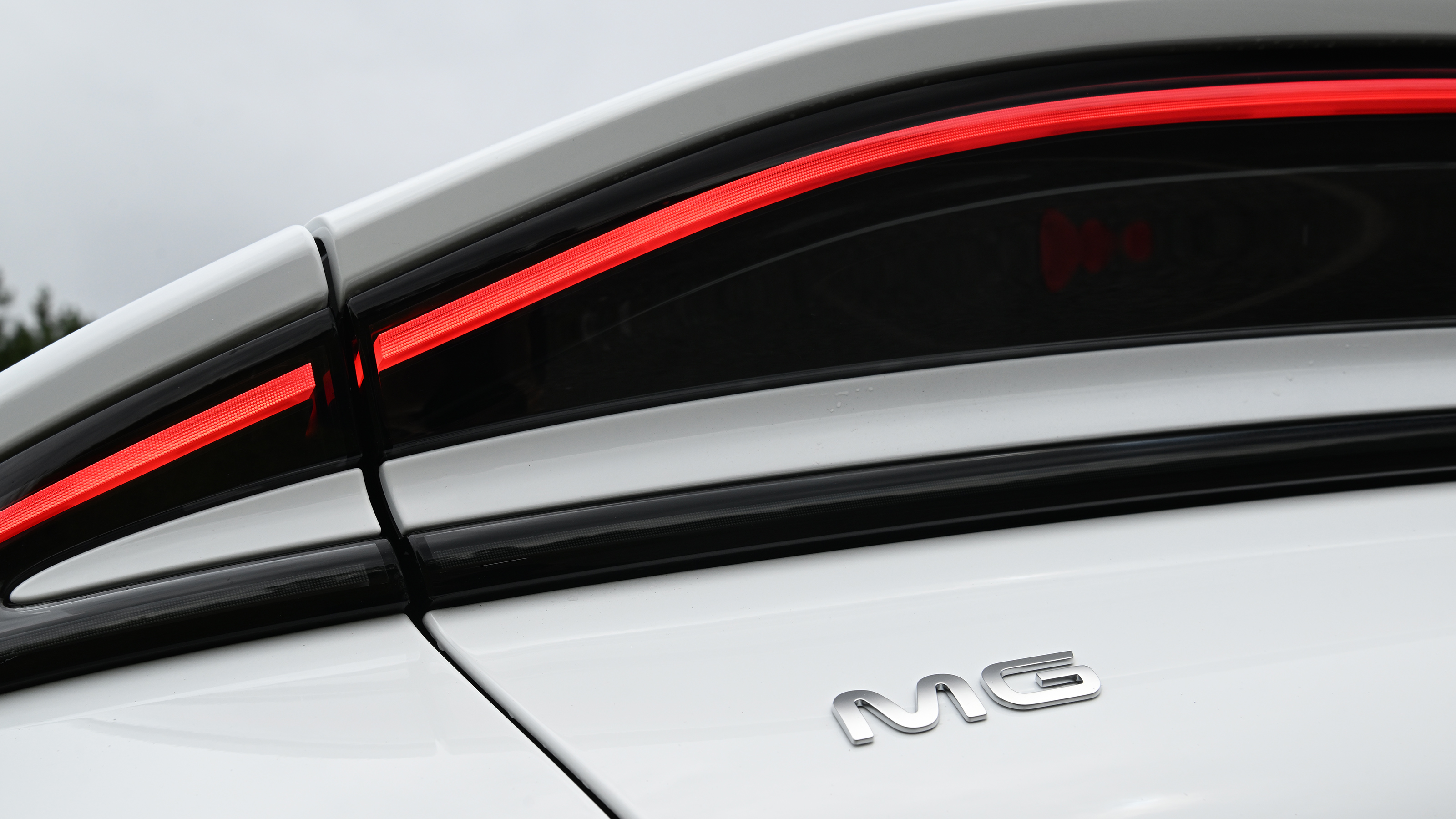 MG IM5 - tail light bar