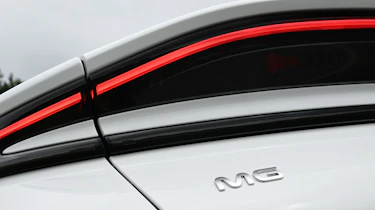 MG IM5 - tail light bar