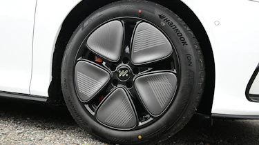MG IM5 - wheel