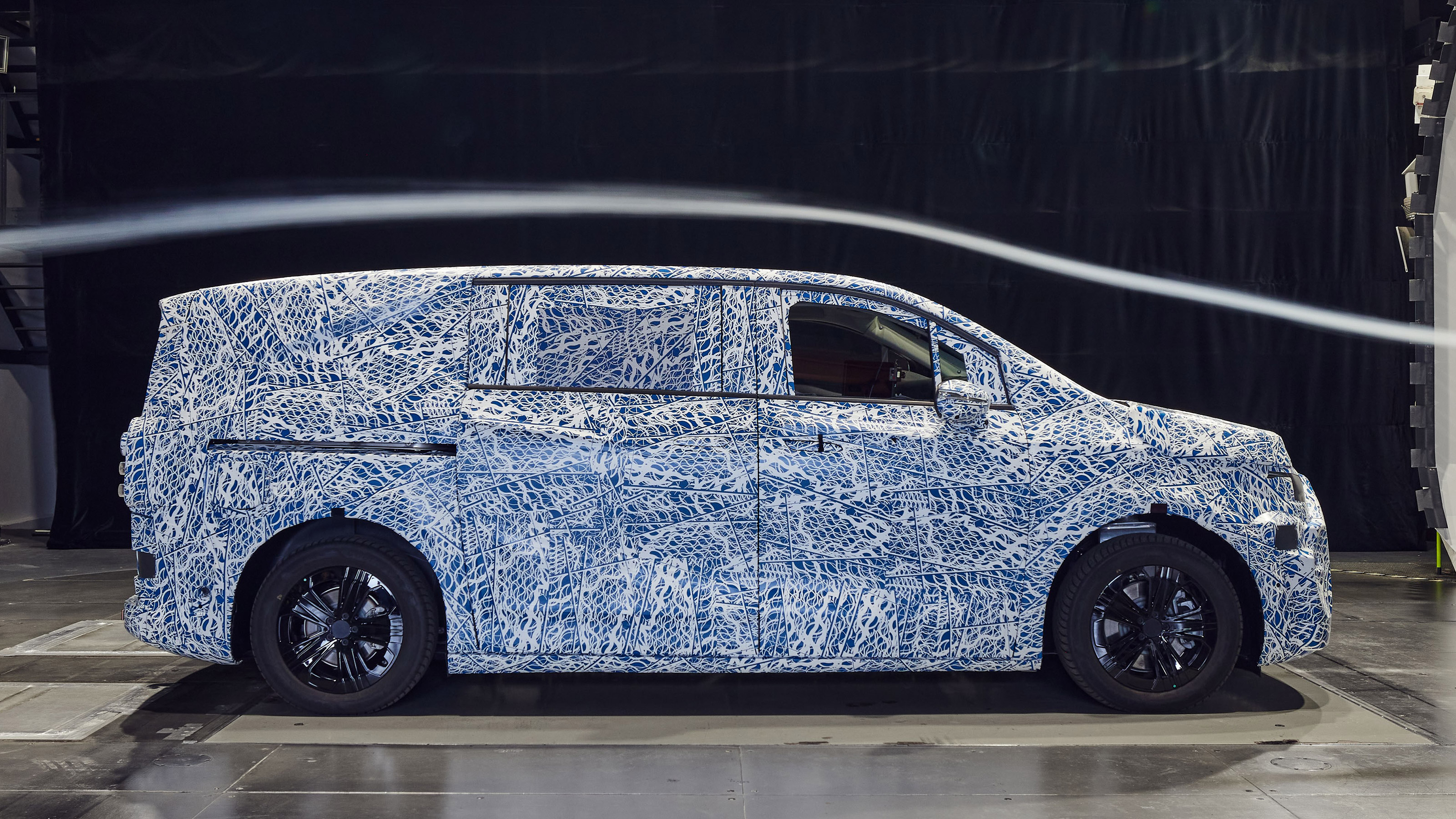 Mercedes VLE teaser - side