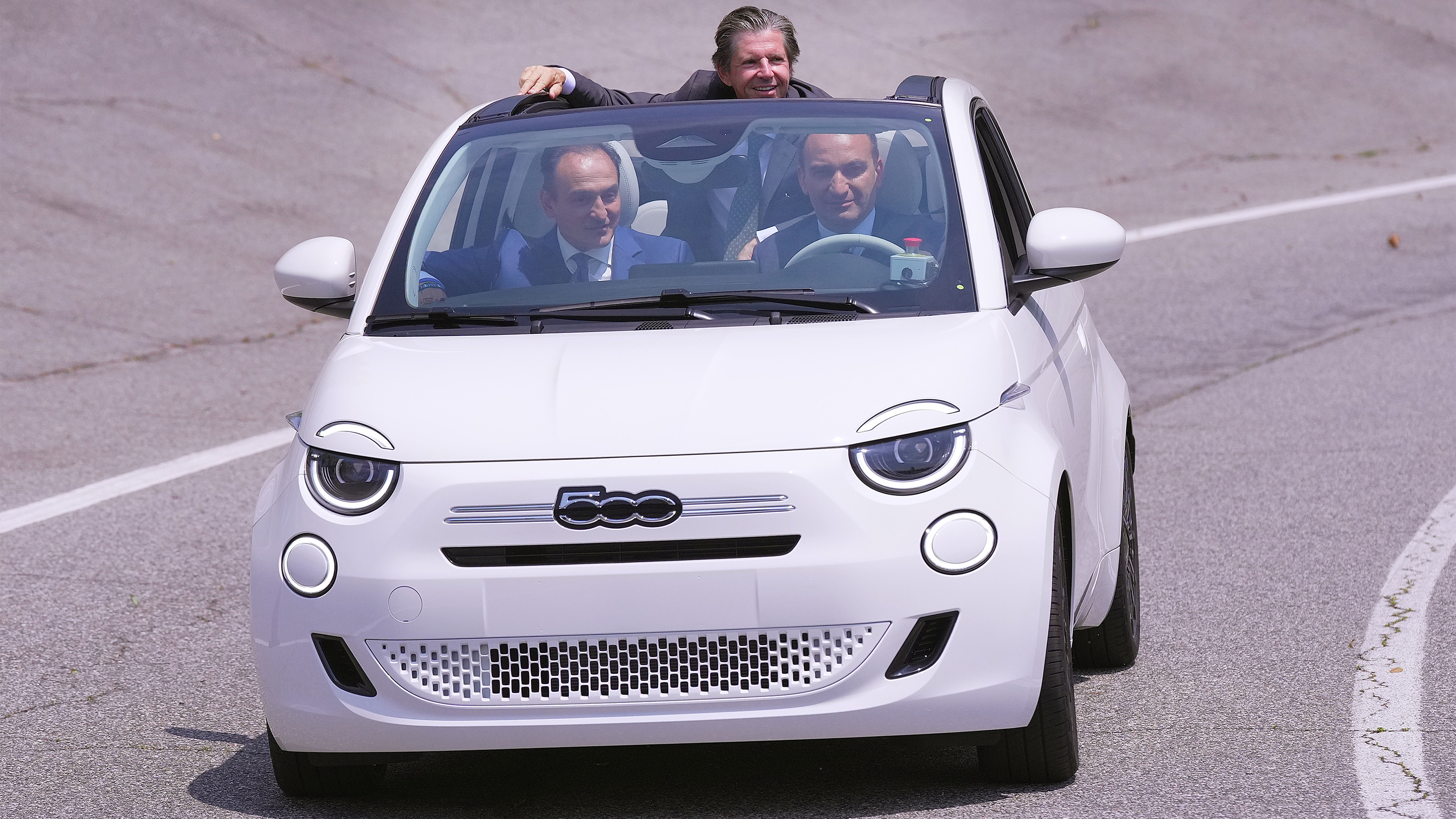 New Fiat 500 Hybrid - Fiat team in the car