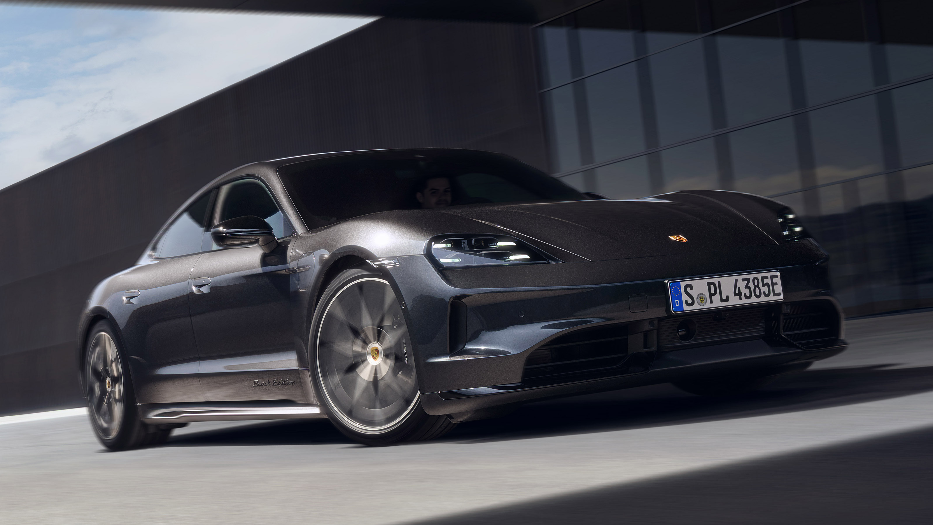 Porsche Taycan Black Edition - front