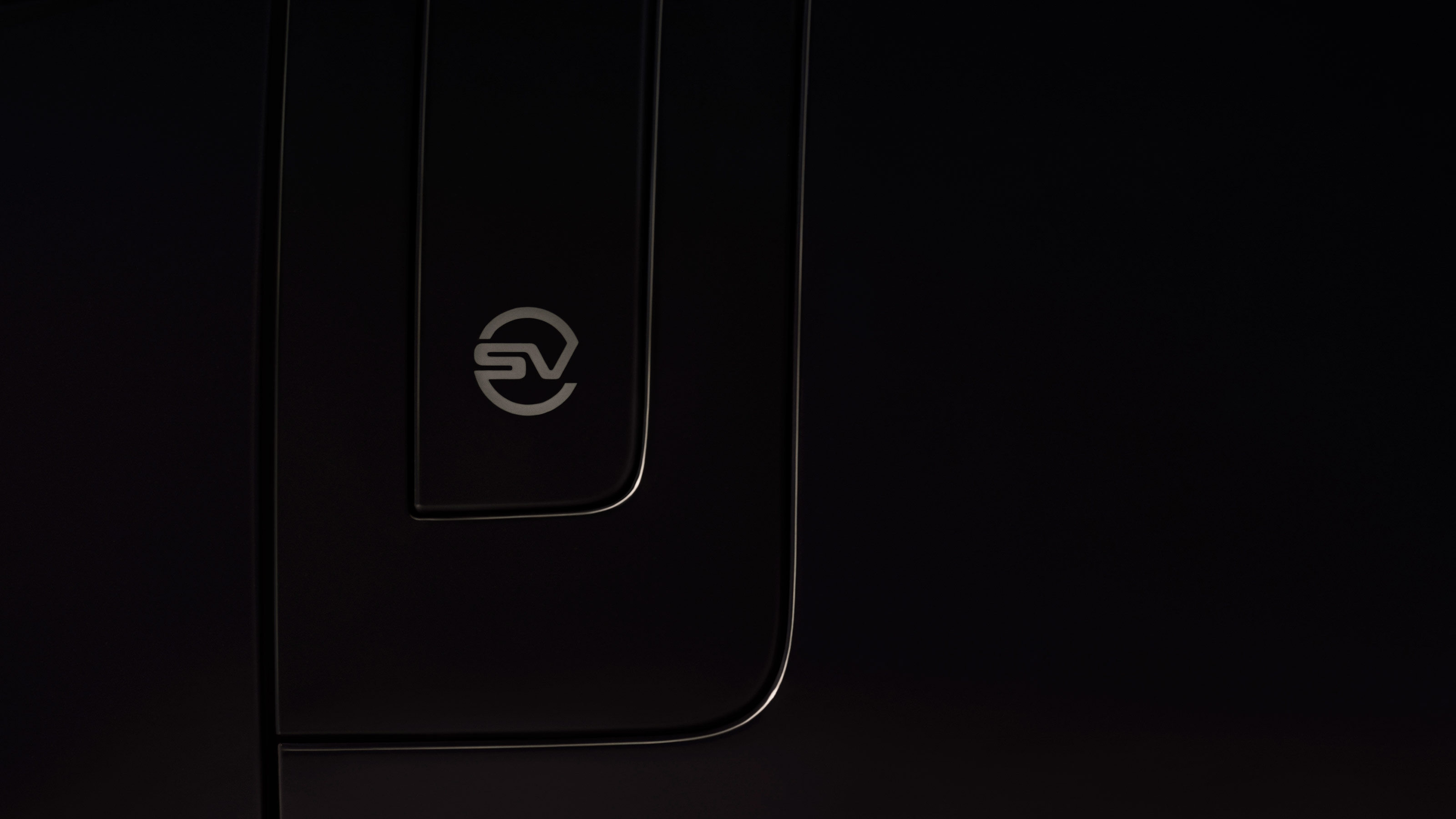 Range Rover SV Black - badge
